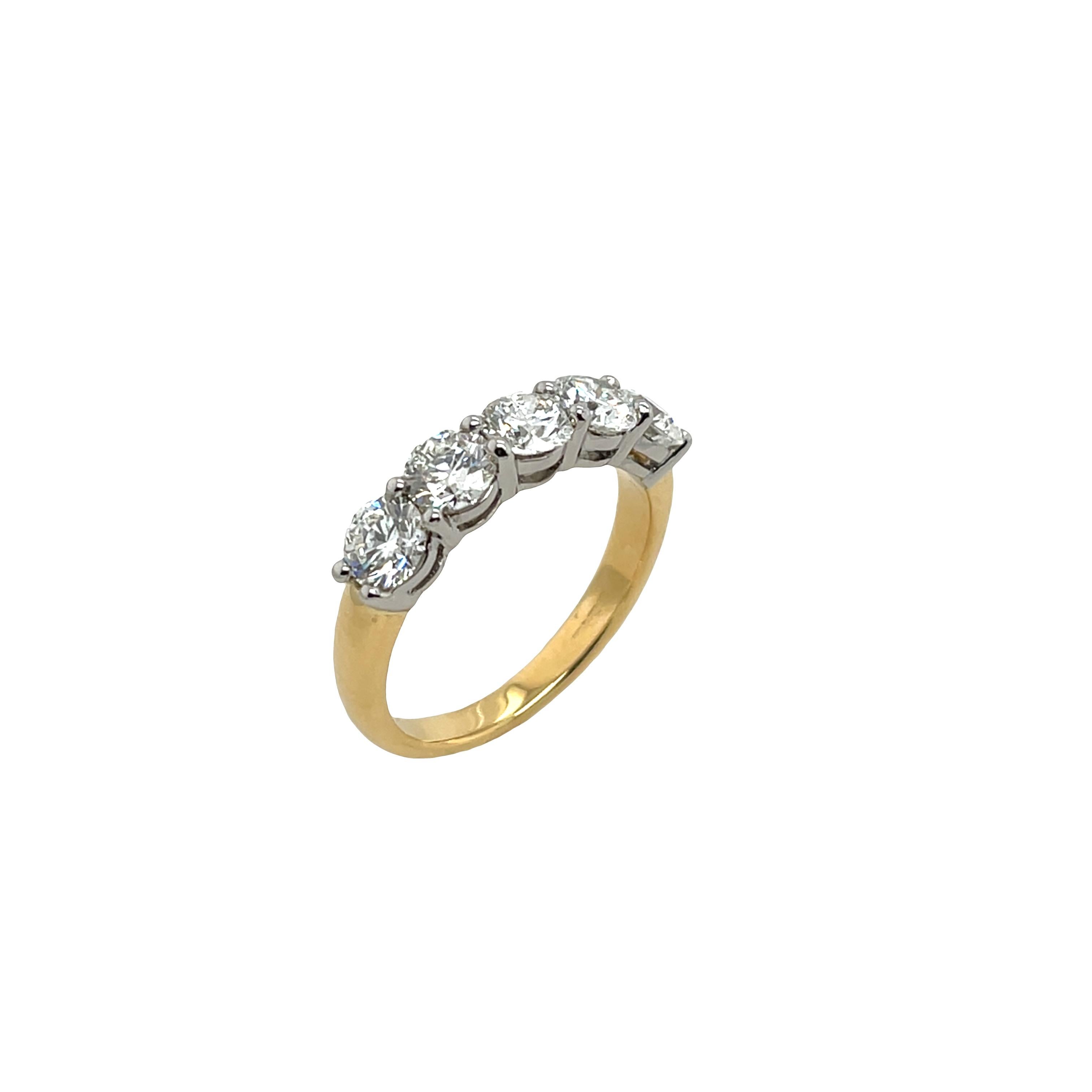 Elegante, intemporelle et brillamment travaill�ée, cette bague à cinq diamants est 
serti dans une combinaison sophistiquée d'or jaune 18ct et de platine. 
Le poids total des diamants de 1,70 ct est de couleur G, 
Diamants de pureté VS1, certifiés