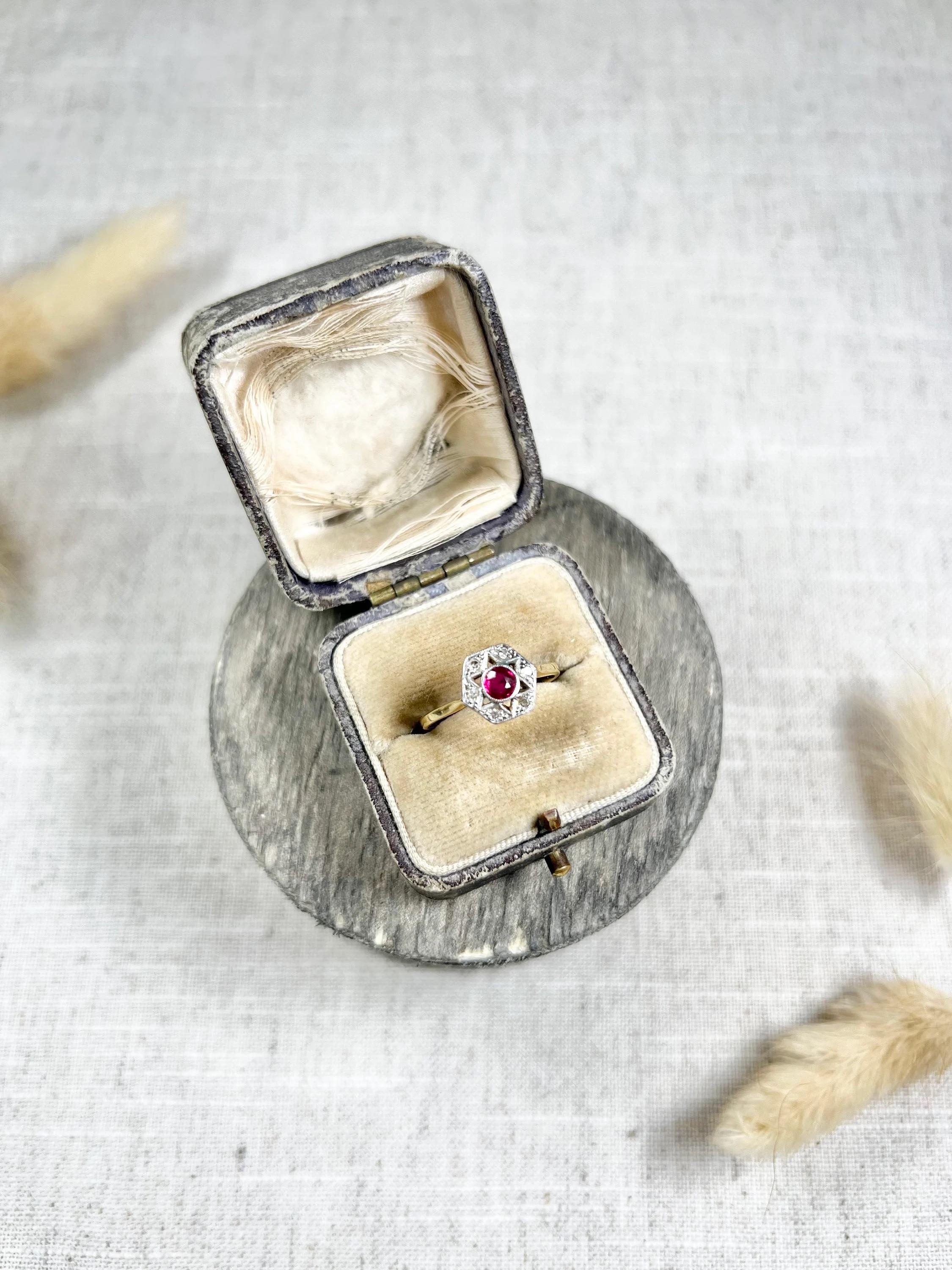 Bague Edwardian en or jaune 18ct et platine, sertie d'étoiles hexagonales de rubis et de diamants en vente 4