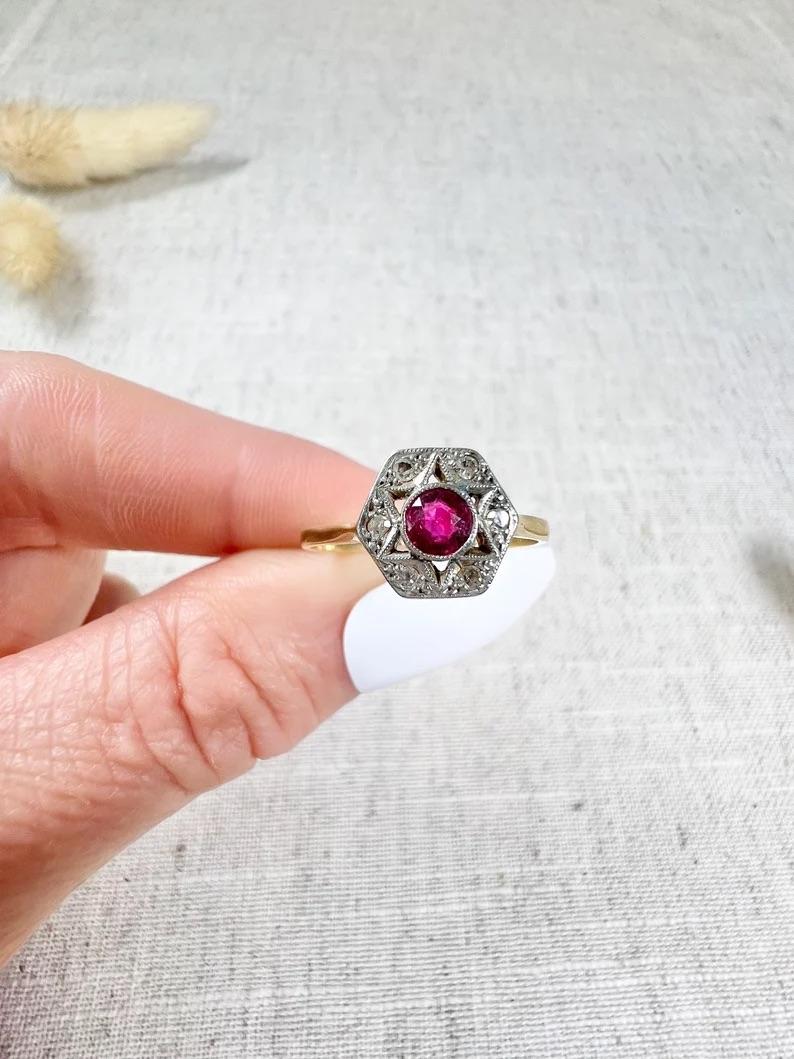 Bague Edwardian en or jaune 18ct et platine, sertie d'étoiles hexagonales de rubis et de diamants en vente 5