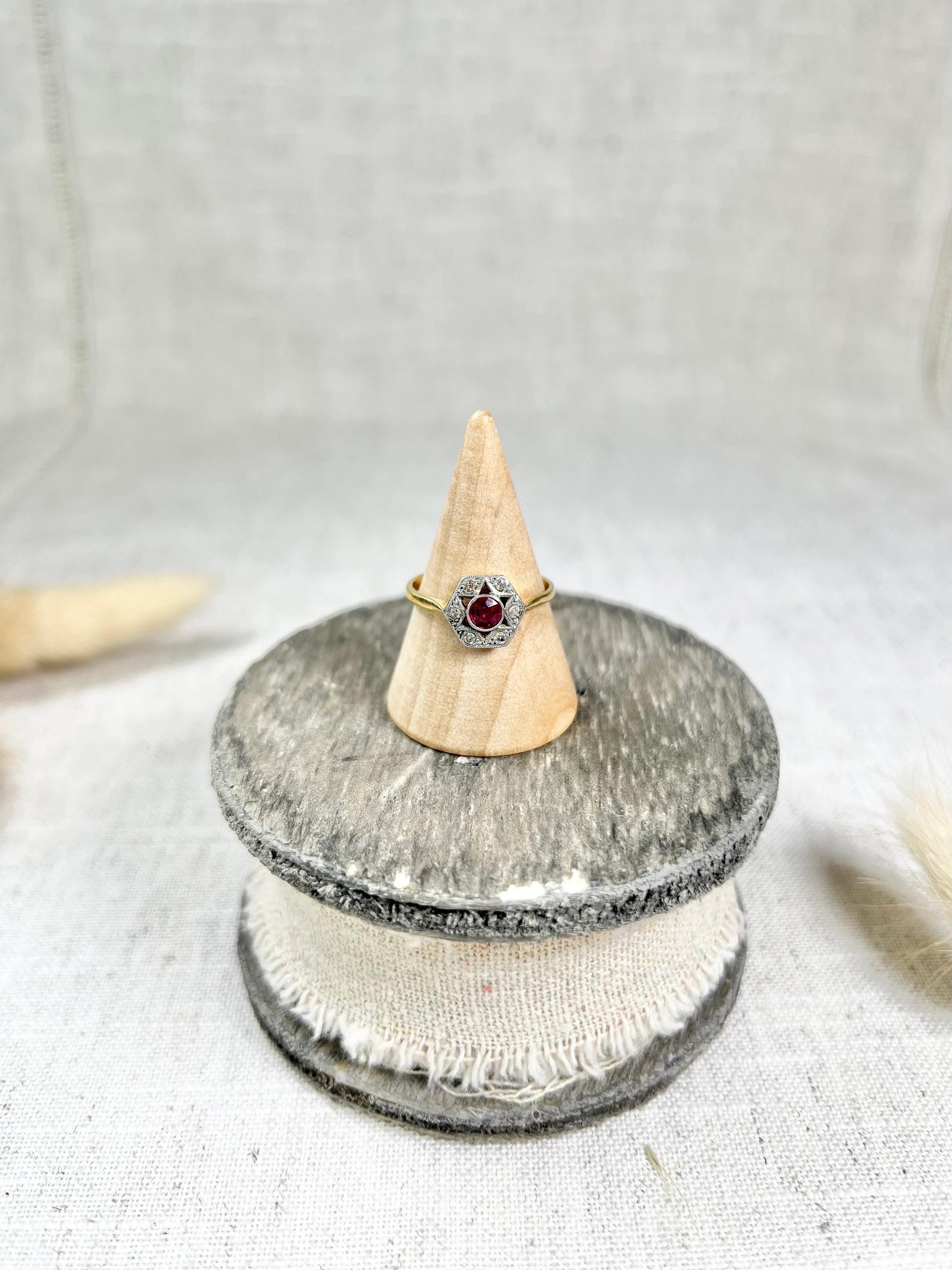Bague Edwardian en or jaune 18ct et platine, sertie d'étoiles hexagonales de rubis et de diamants Bon état - En vente à Brighton, GB