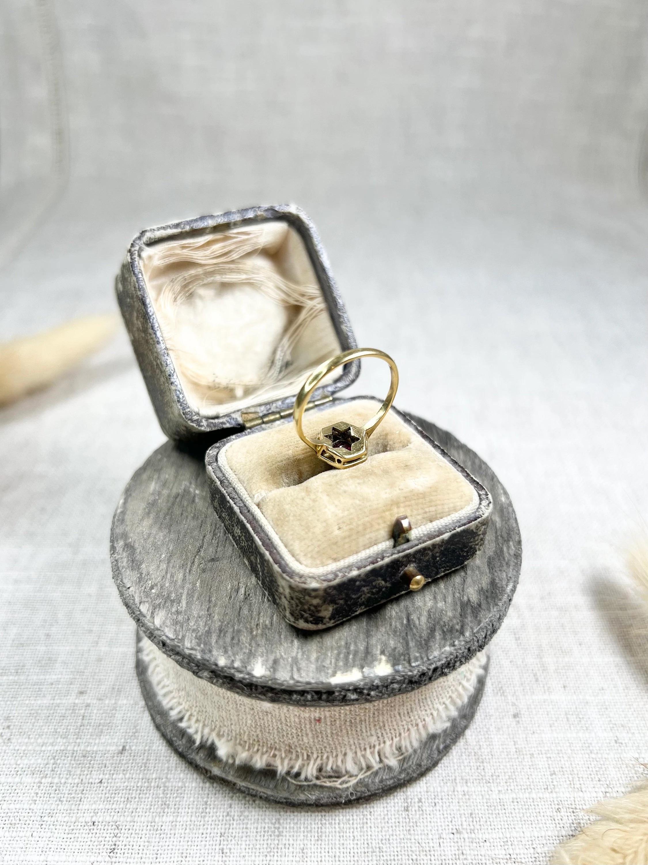 Bague Edwardian en or jaune 18ct et platine, sertie d'étoiles hexagonales de rubis et de diamants en vente 1