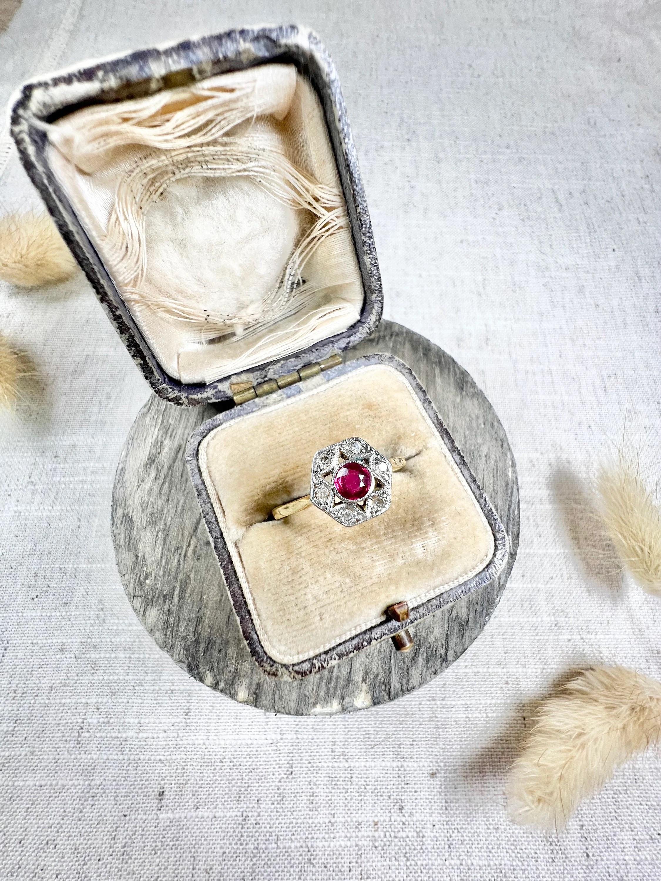 Bague Edwardian en or jaune 18ct et platine, sertie d'étoiles hexagonales de rubis et de diamants en vente 2