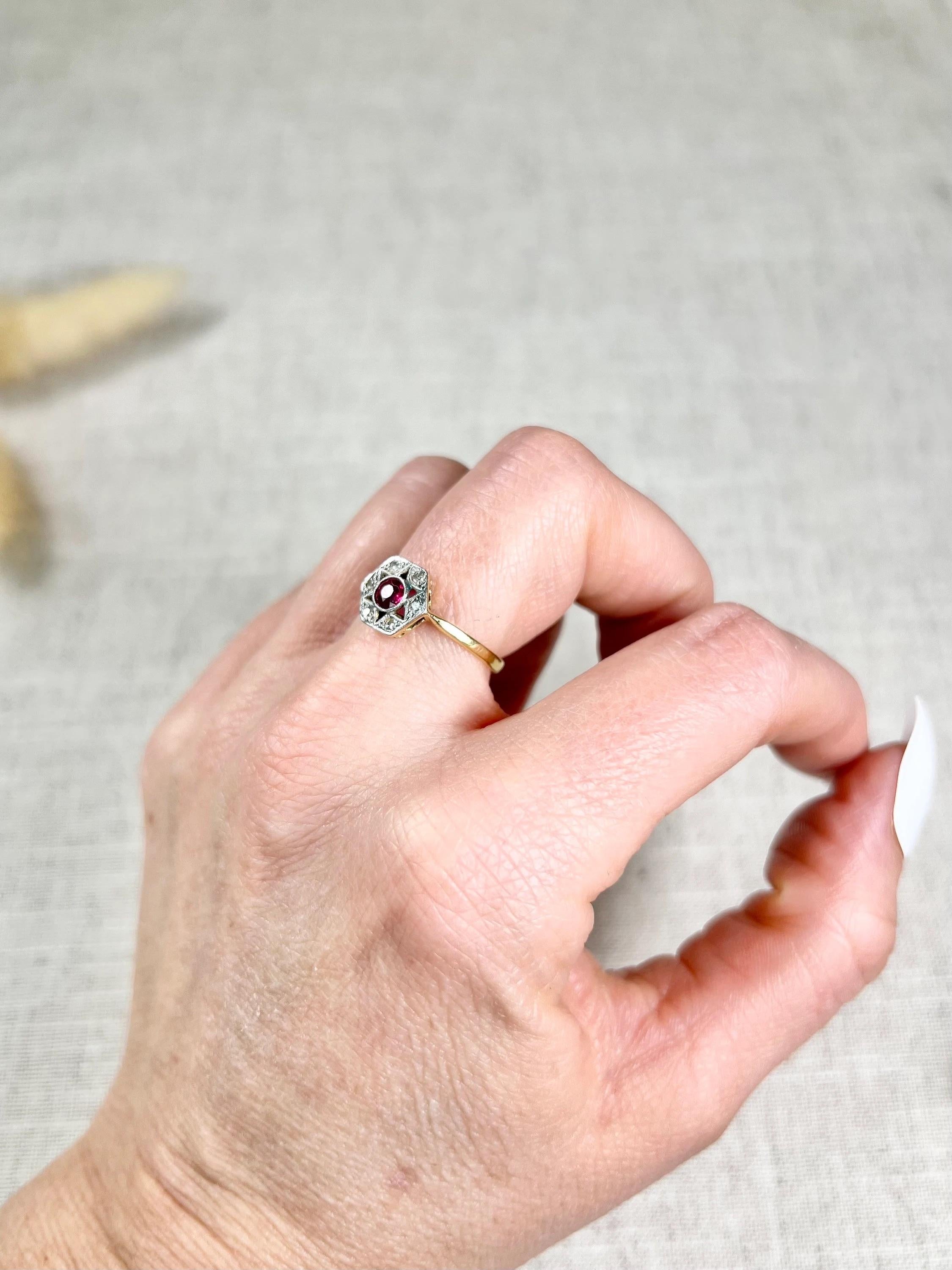 Bague Edwardian en or jaune 18ct et platine, sertie d'étoiles hexagonales de rubis et de diamants en vente 3