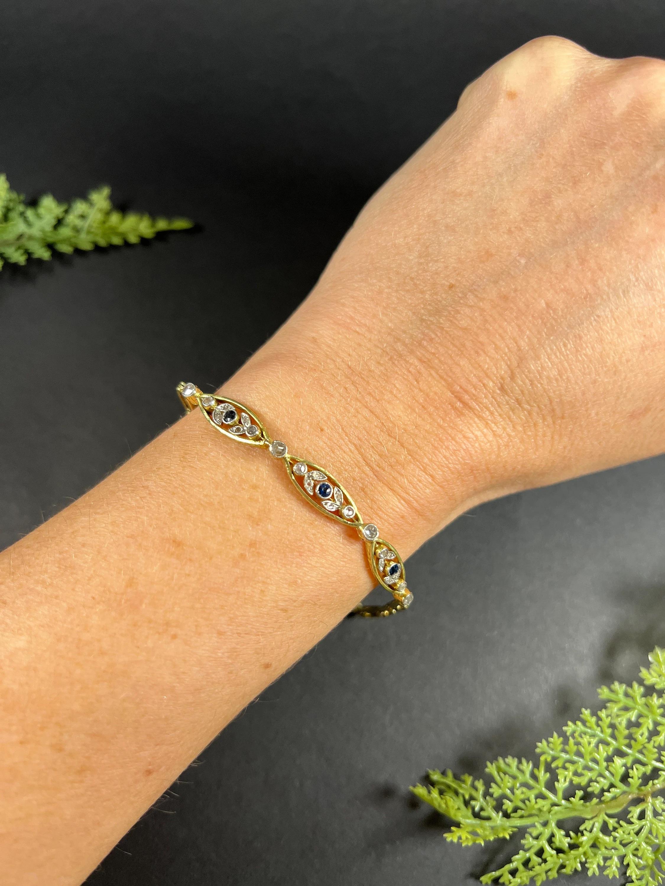 Bracelet à maillons fantaisie 

Or jaune 18ct et platine testés

Circa 1910

Ce bracelet à maillons fantaisie en or jaune 18ct est un bijou époustouflant qui ne manquera pas de faire tourner les têtes. La pièce maîtresse du bracelet présente trois