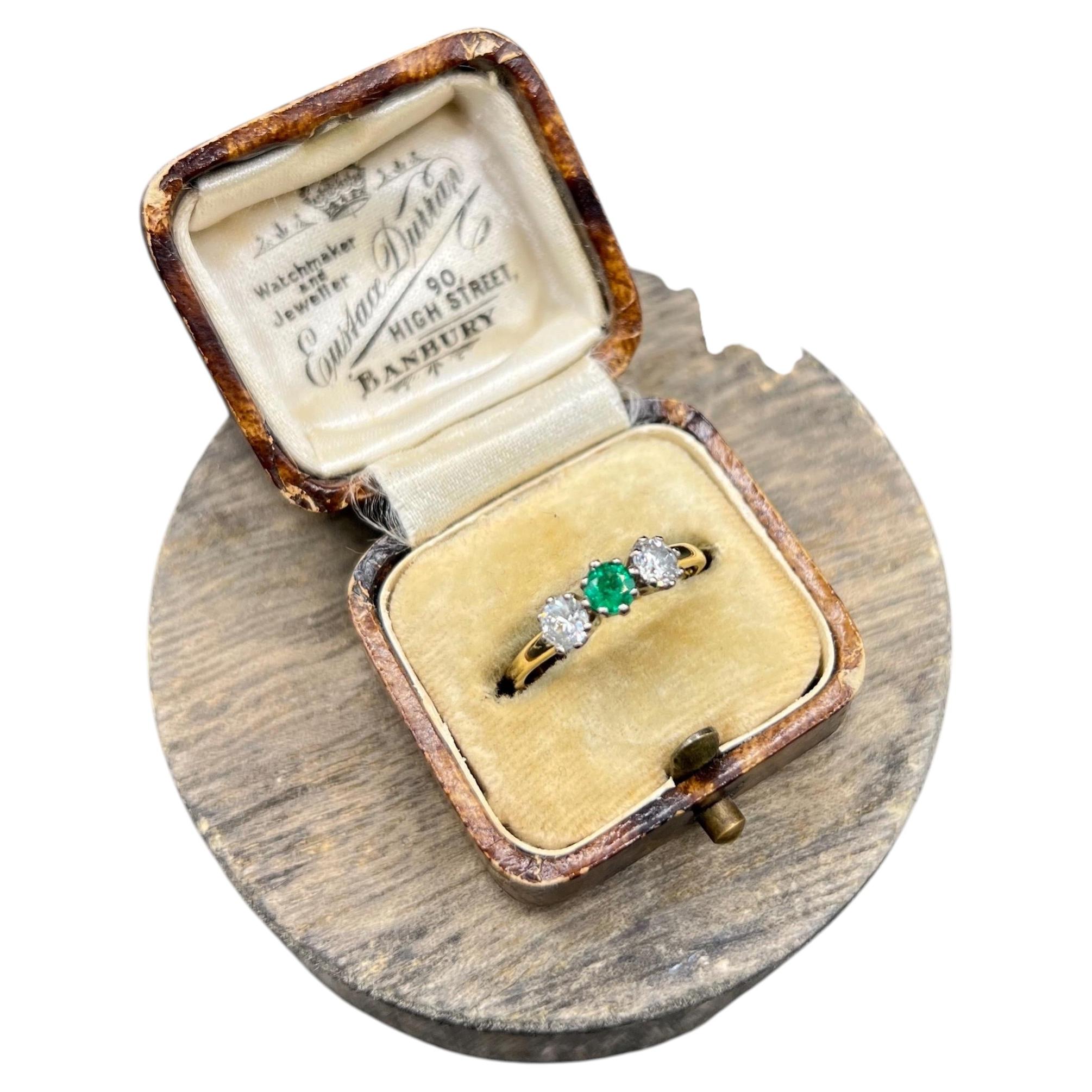18ct Yellow Gold & Platinum Stamped 1970s 3 Stone Emerald & Diamond Trilogy Ring For Sale