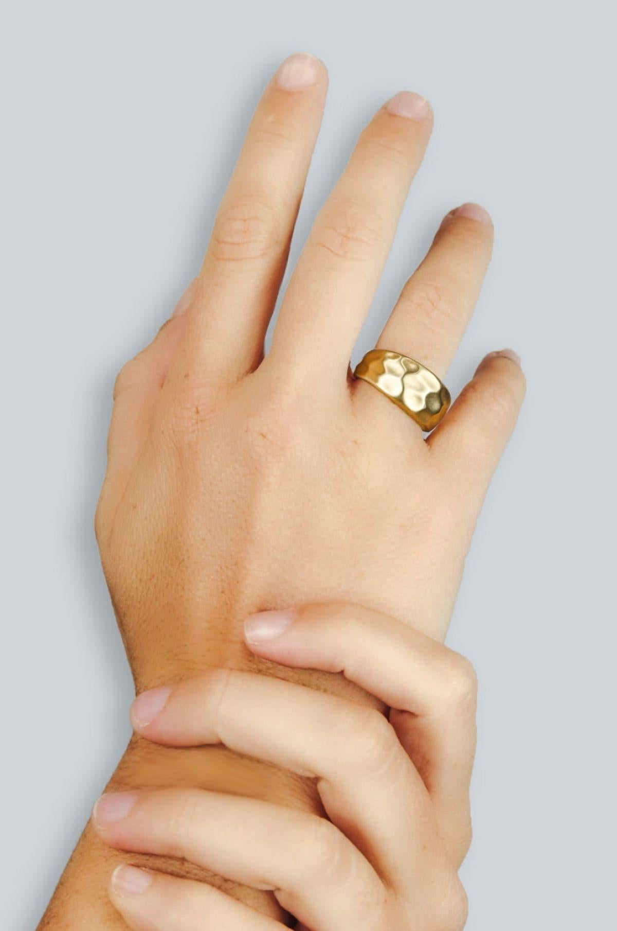 Im Angebot:  18 Karat Gelbgold Ring „Lava“ () 4