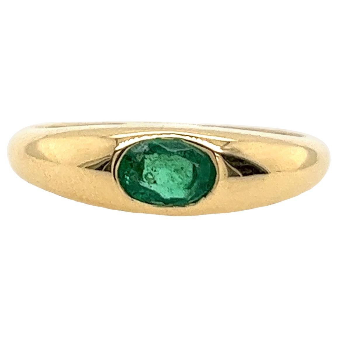 Ring aus 18 Karat Gelbgold, besetzt mit einem ovalen natürlichen Smaragd von 0,35 Karat in bester Qualität