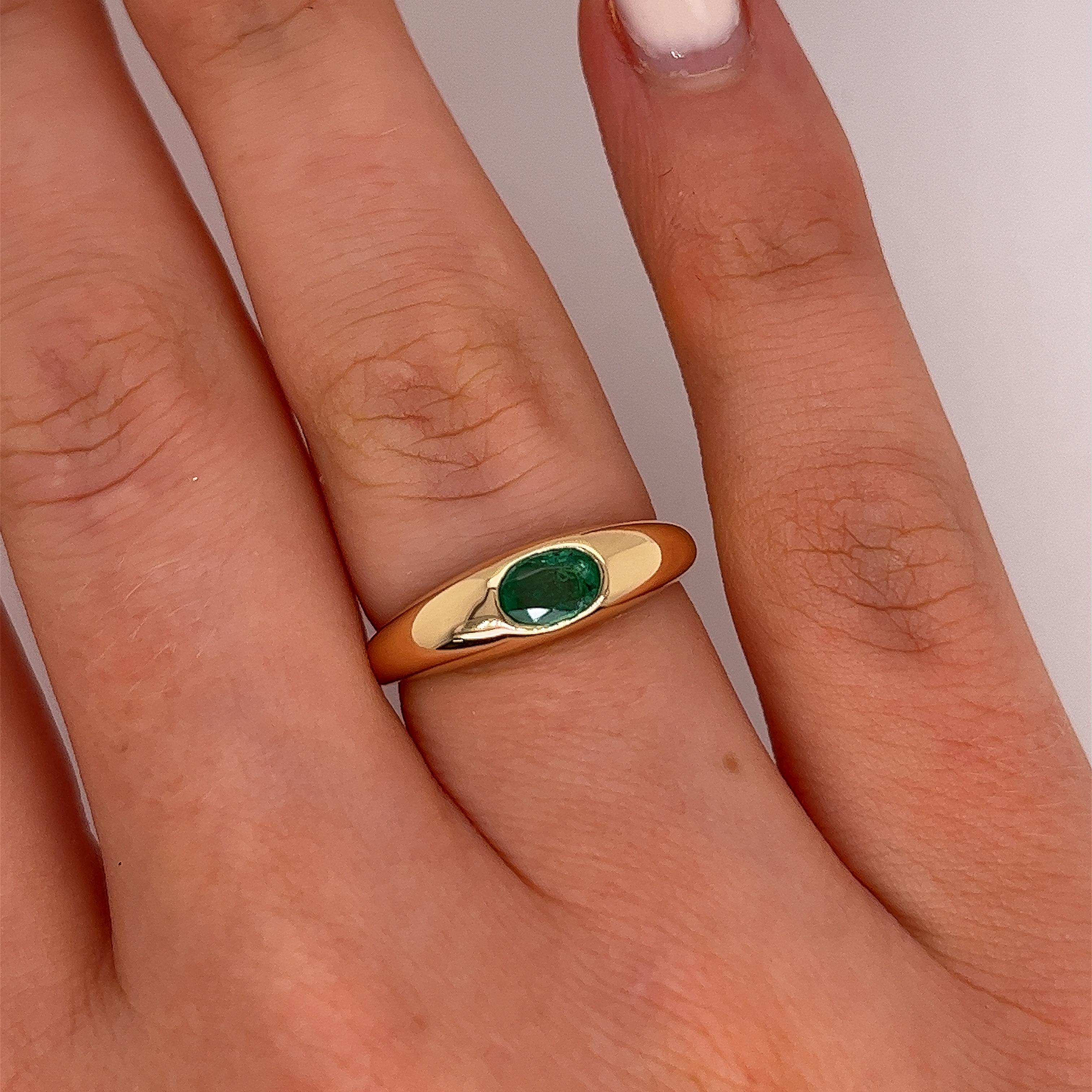 Neu von Jewellery Cave aus 18 Karat Gelbgold 
Single Stone Ring, besetzt mit einem ovalen 0,40ct natürlichen Smaragd,
Der Ring ist eine perfekte Ergänzung zu jedem Ensemble 
und kann zu jeder Gelegenheit getragen werden.
Gesamtgewicht Smaragd: