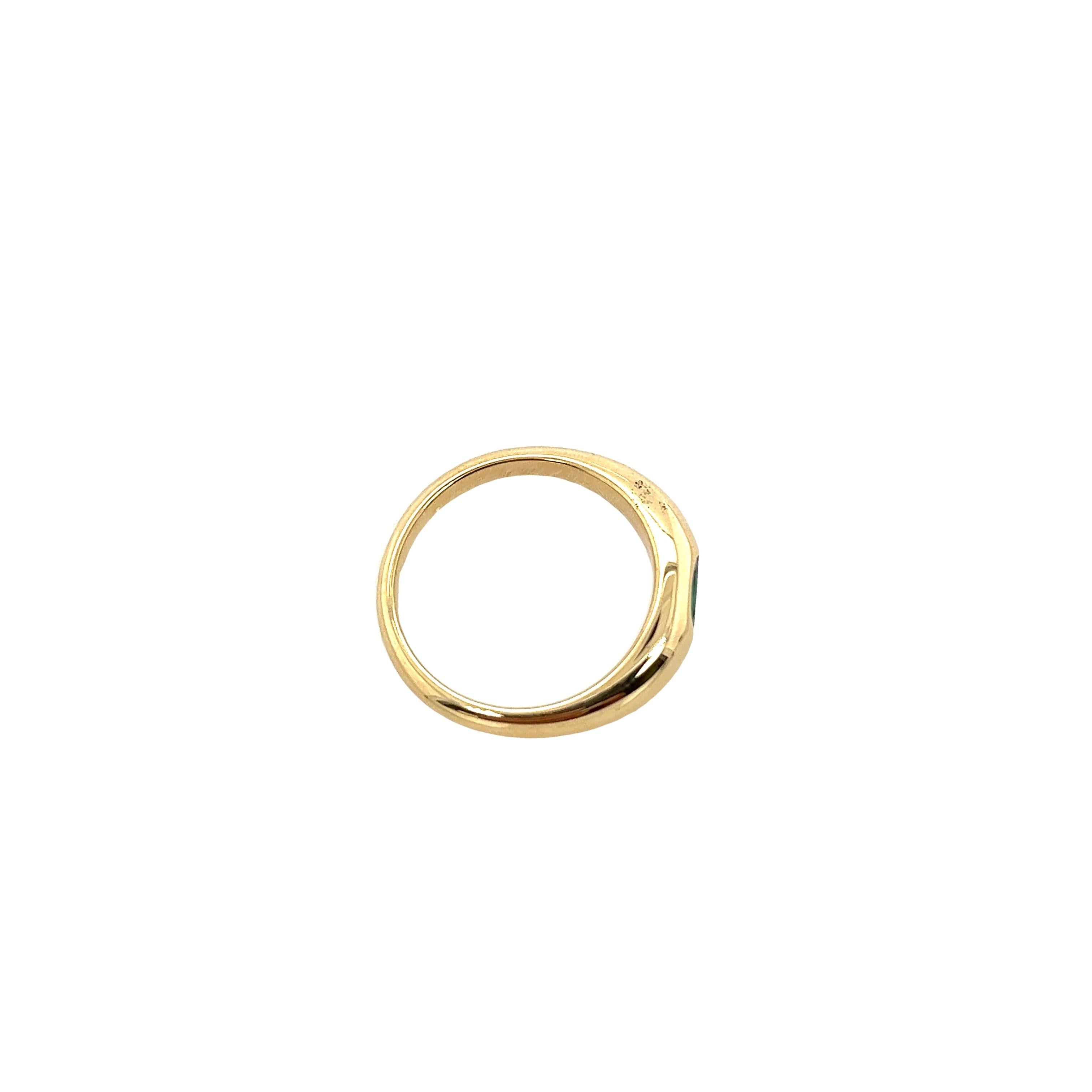 18 Karat Gelbgold Ring, gefasst mit 0,40 Karat ovalem Smaragd in natürlicher feiner Qualität (Moderne) im Angebot