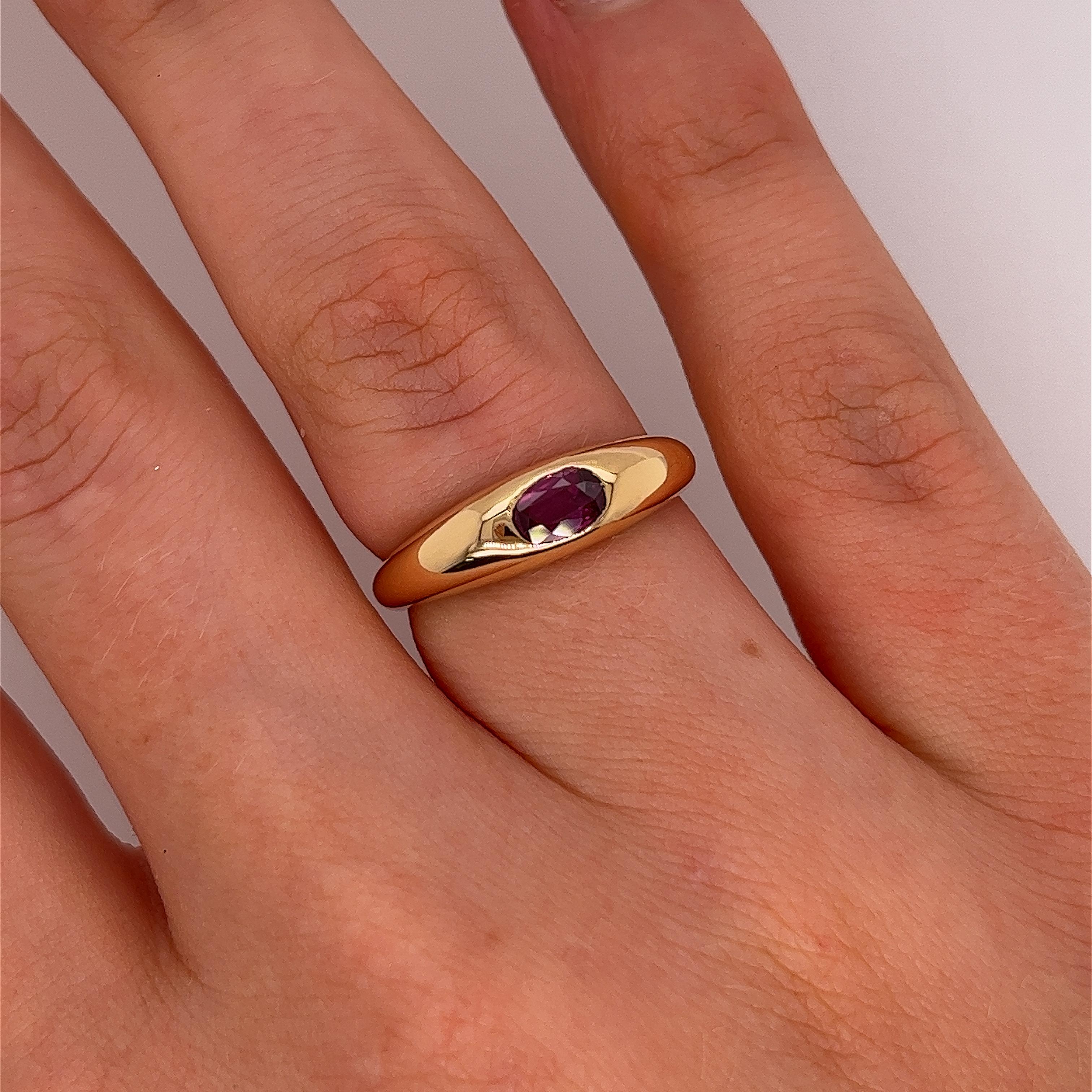 Neu von Jewellery Cave aus 18 Karat Gelbgold 
Single Stone Ring, besetzt mit einem ovalen 0,40ct Naturrubin in bester Qualität,
Der Ring ist eine perfekte Ergänzung zu jedem Ensemble 
und kann zu jeder Gelegenheit getragen werden.
Gesamtgewicht des