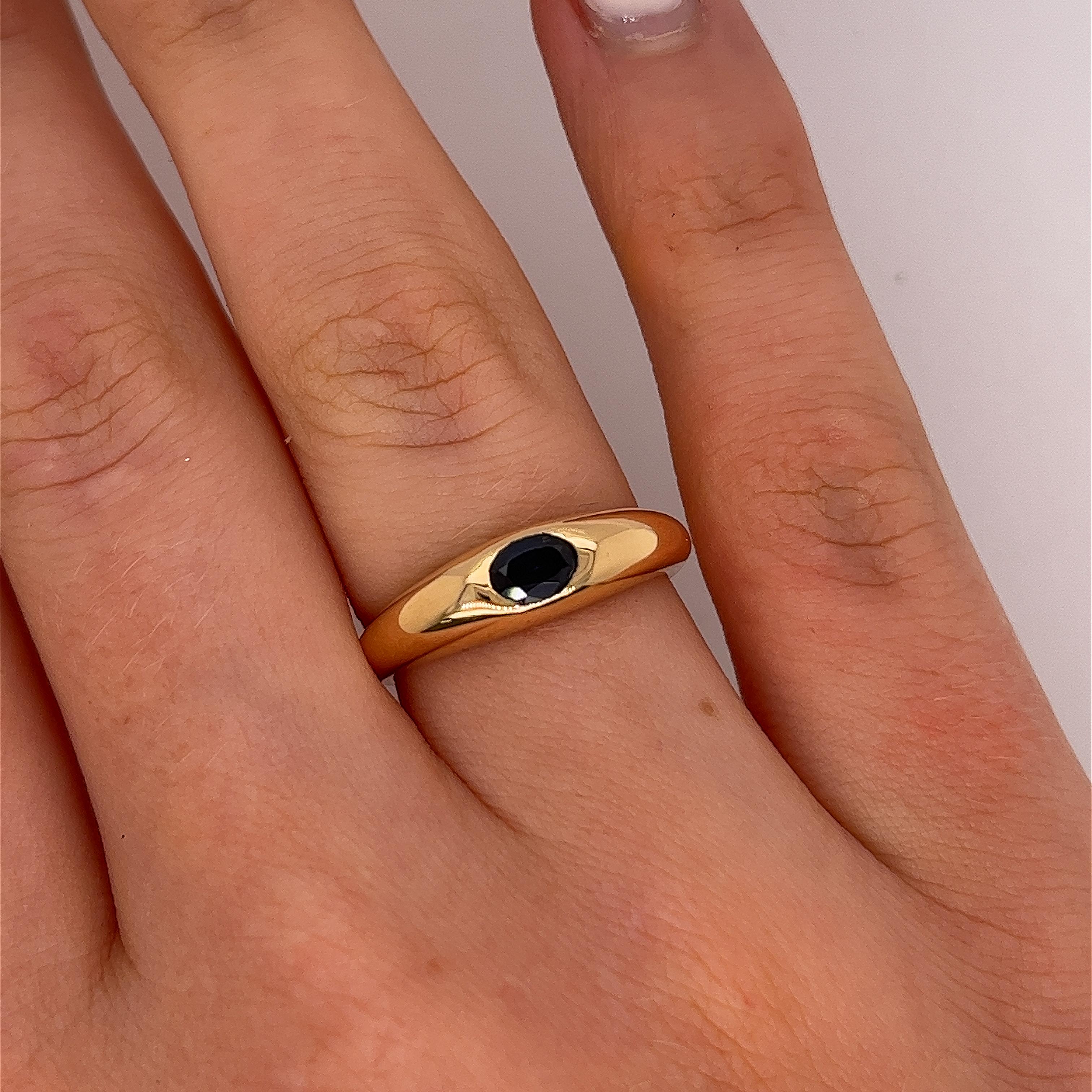Neu von Jewellery Cave aus 18 Karat Gelbgold 
Single Stone Ring, besetzt mit einem ovalen 0,40ct natürlichen Saphir von hoher Qualität,
Der Ring ist eine perfekte Ergänzung zu jedem Ensemble 
und kann zu jeder Gelegenheit getragen