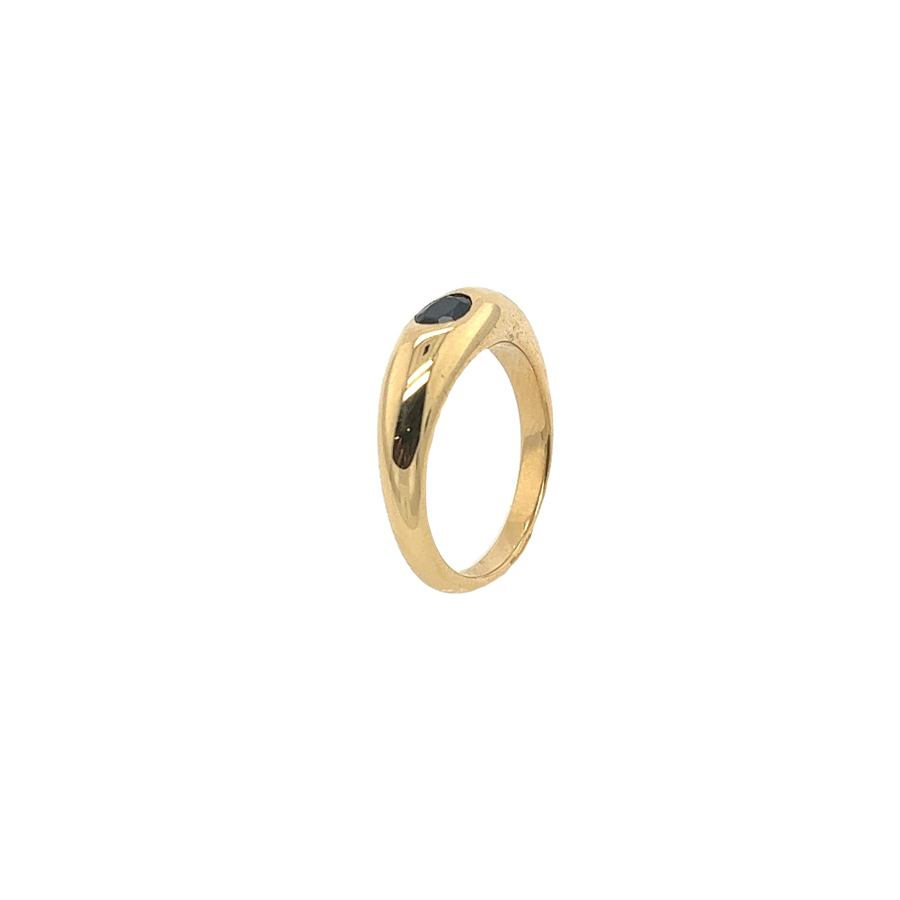 Modern 18ct Yellow Gold Ring, Set With 0.40ct Oval Natural Fine Quality Sapphire For Sale