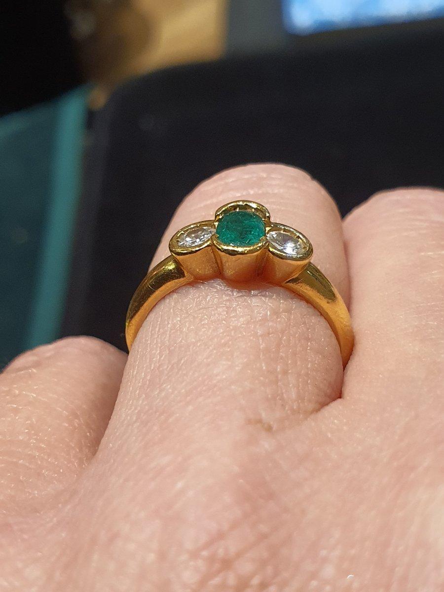 Oval Cut 18ct Yellow Gold Ring Set With Emerald Surrounded By 2 Diamonds For Sale
