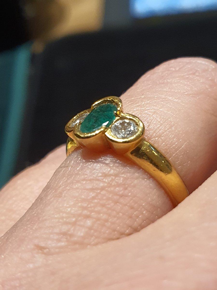 18ct Yellow Gold Ring Set With Emerald Surrounded By 2 Diamonds In Good Condition For Sale In SAINT-OUEN-SUR-SEINE, FR