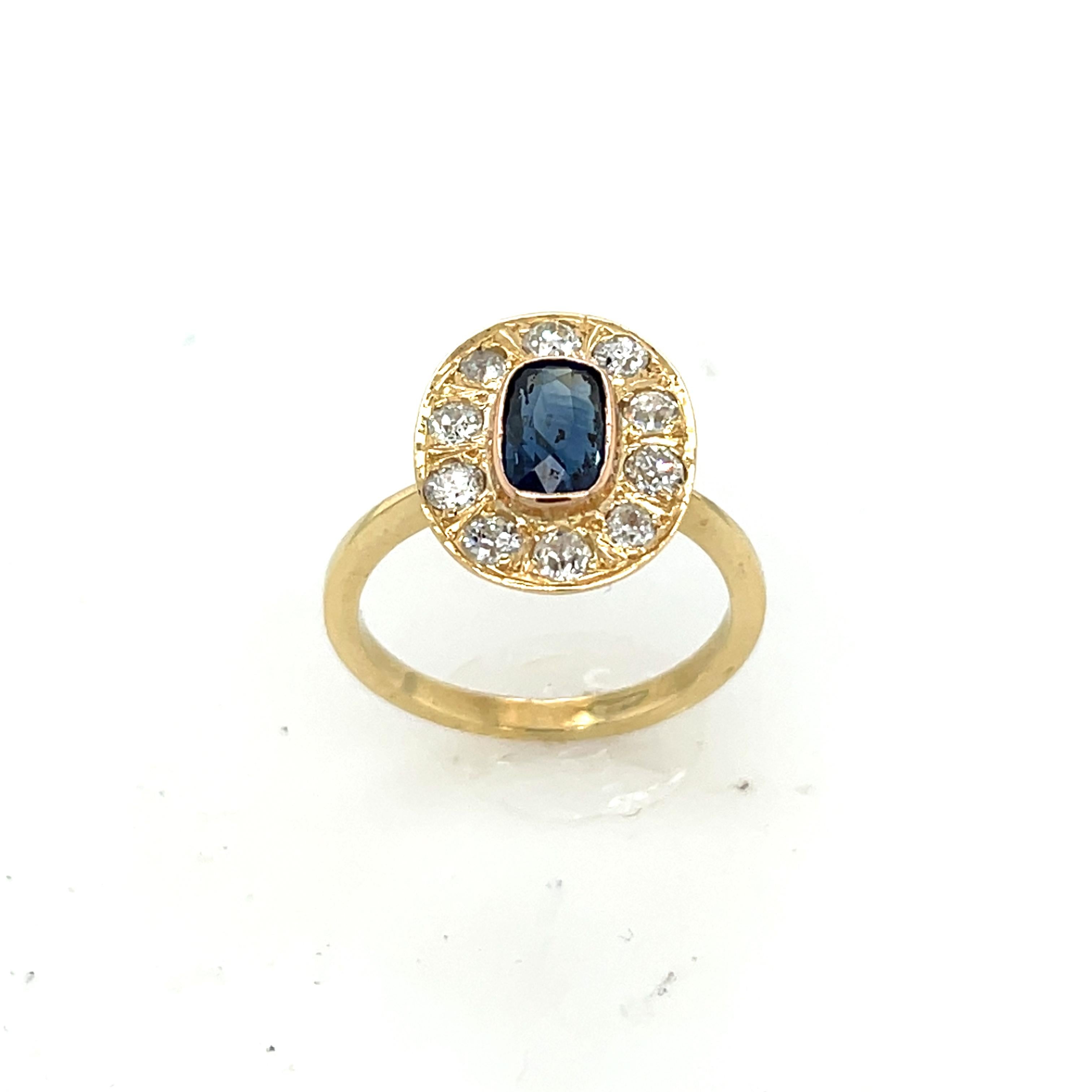 18ct Yellow Gold Ring Set with Sapphire with 10 round diamonds (Rundschliff) im Angebot