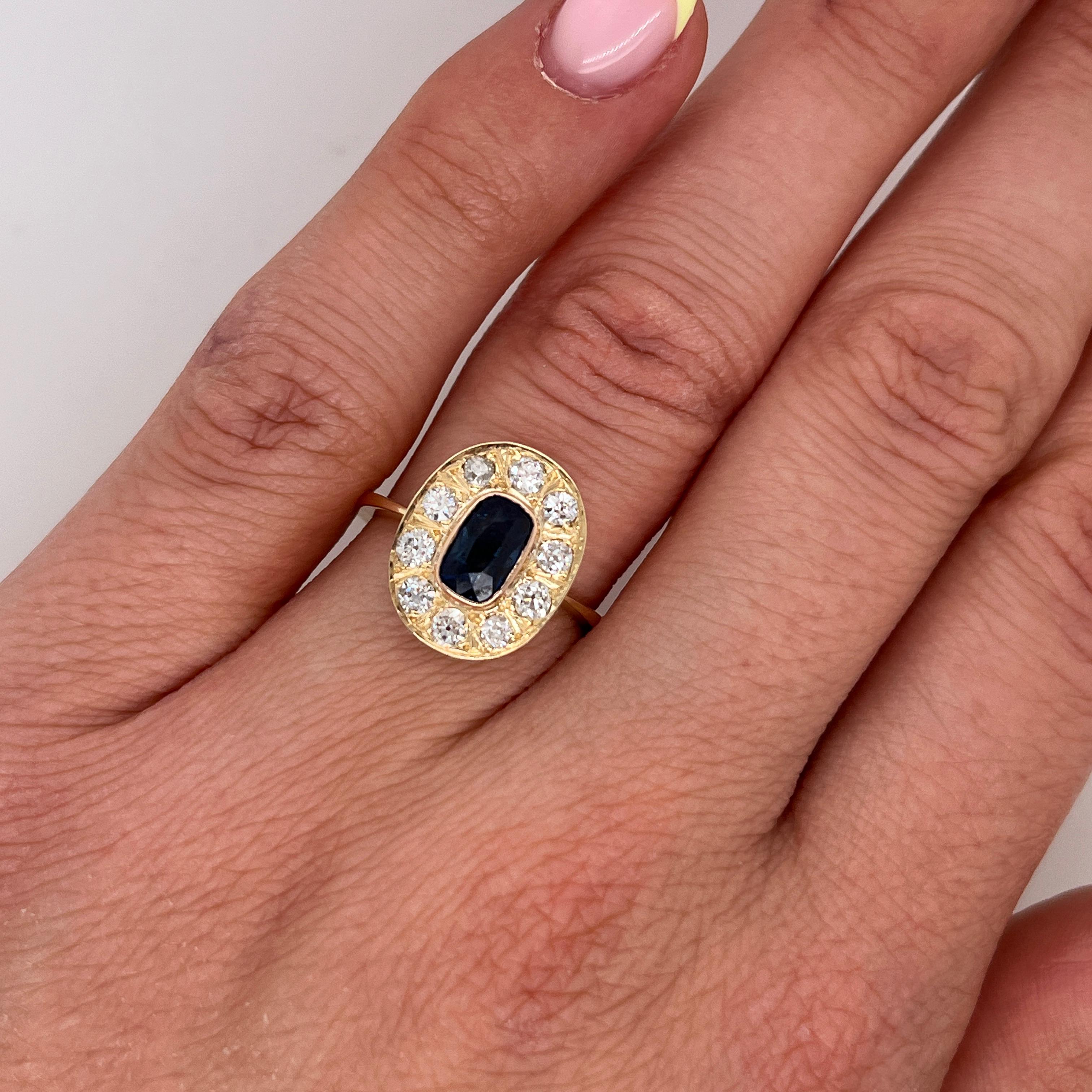 18ct Yellow Gold Ring Set with Sapphire with 10 round diamonds im Zustand „Hervorragend“ im Angebot in London, GB