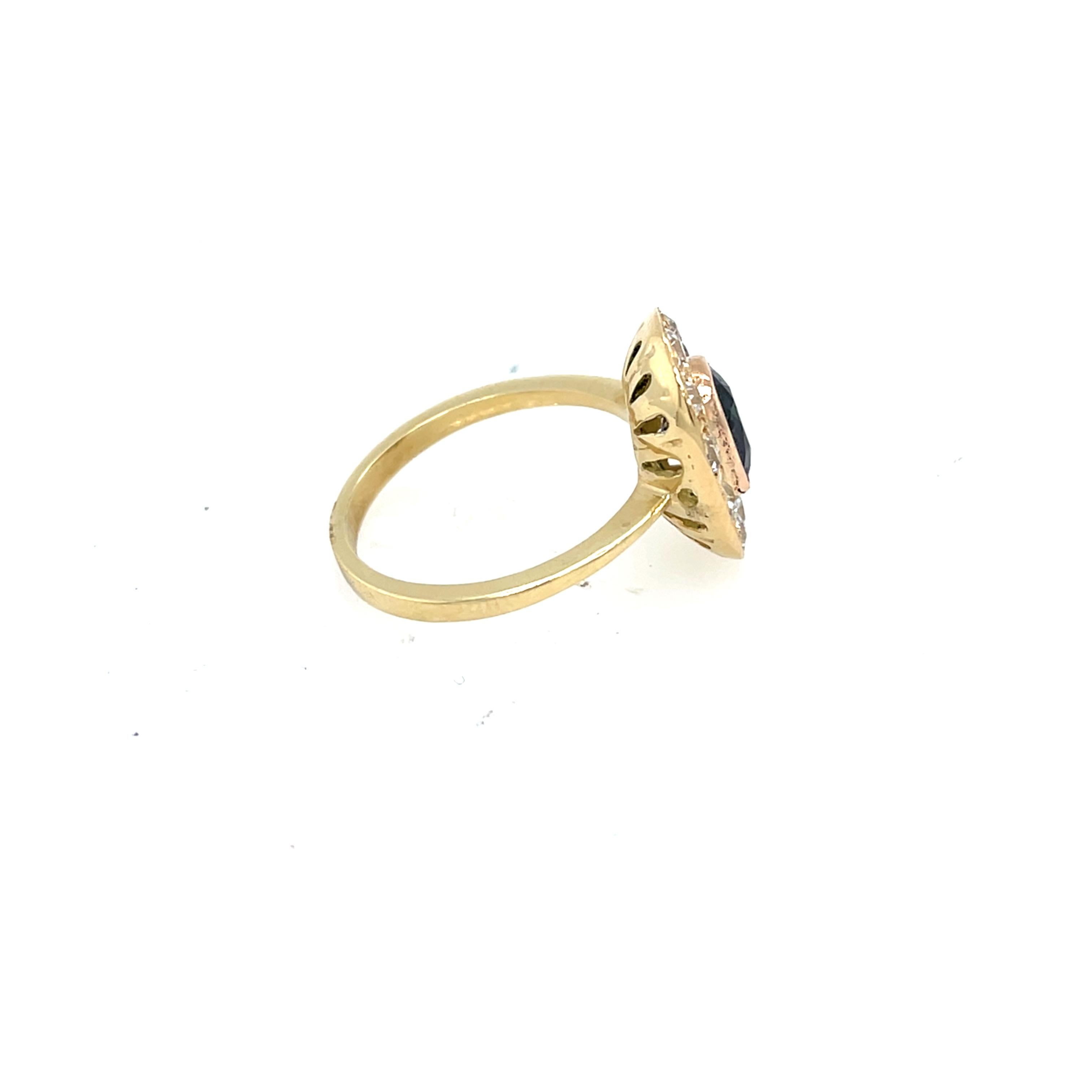 18ct Yellow Gold Ring Set with Sapphire with 10 round diamonds Damen im Angebot