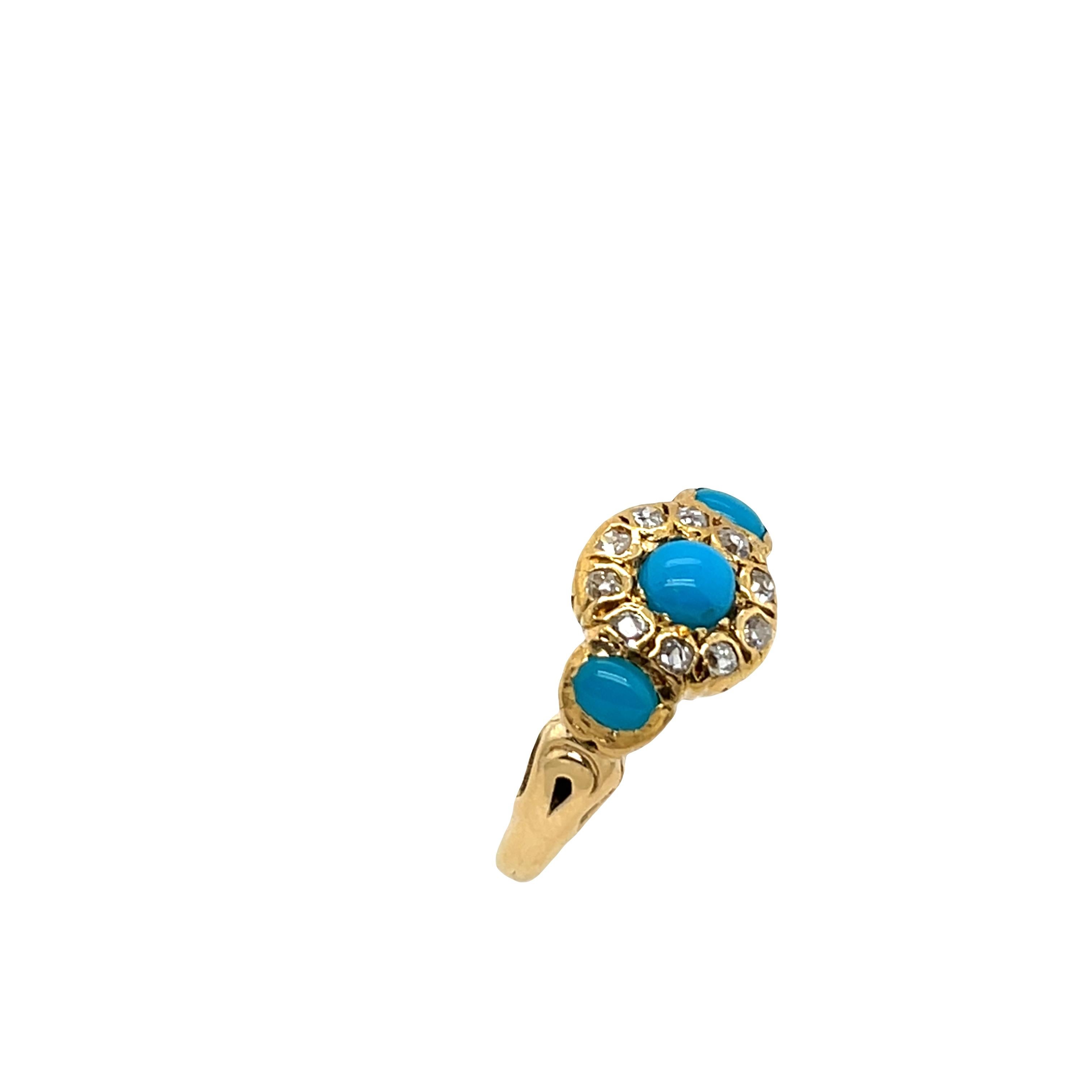 Questo elegante anello presenta al centro 3 vibranti gemme ovali di turchese, incastonate in un lussuoso oro giallo 18 ct. Il centro è splendidamente incorniciato da un'aureola di diamanti naturali, che esalta la brillantezza e il contrasto del