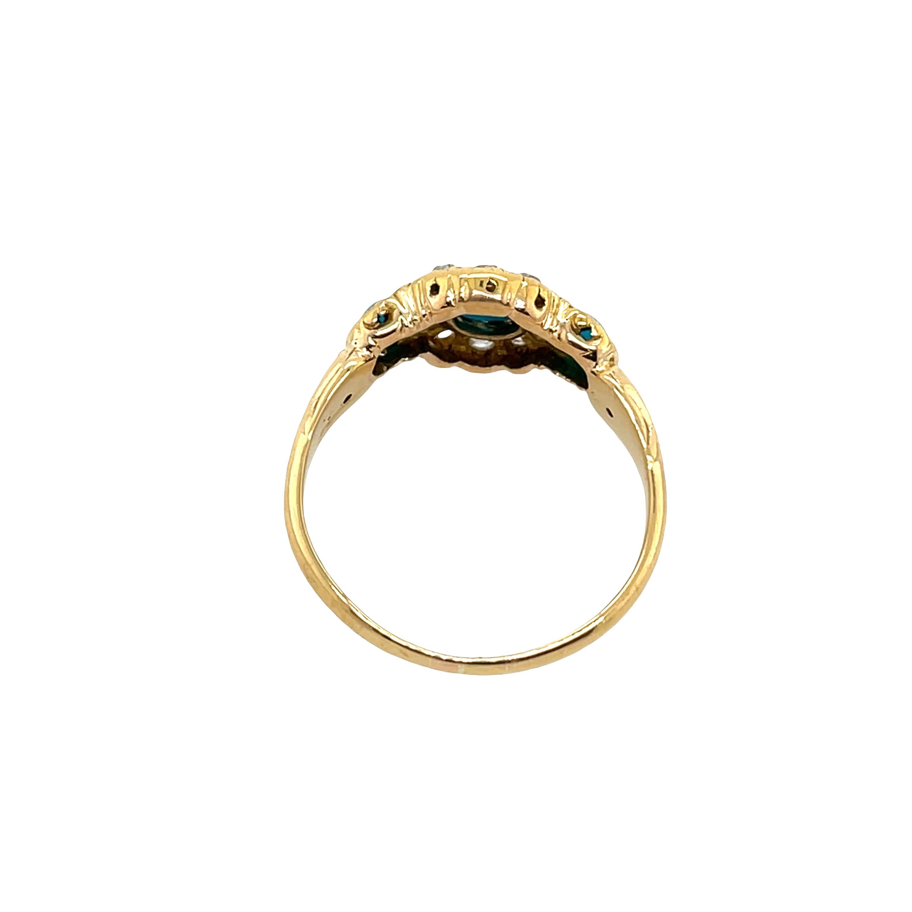 Taglio rotondo Anello in oro giallo 18 ct con diamanti turchesi incastonati sull'aureola in vendita