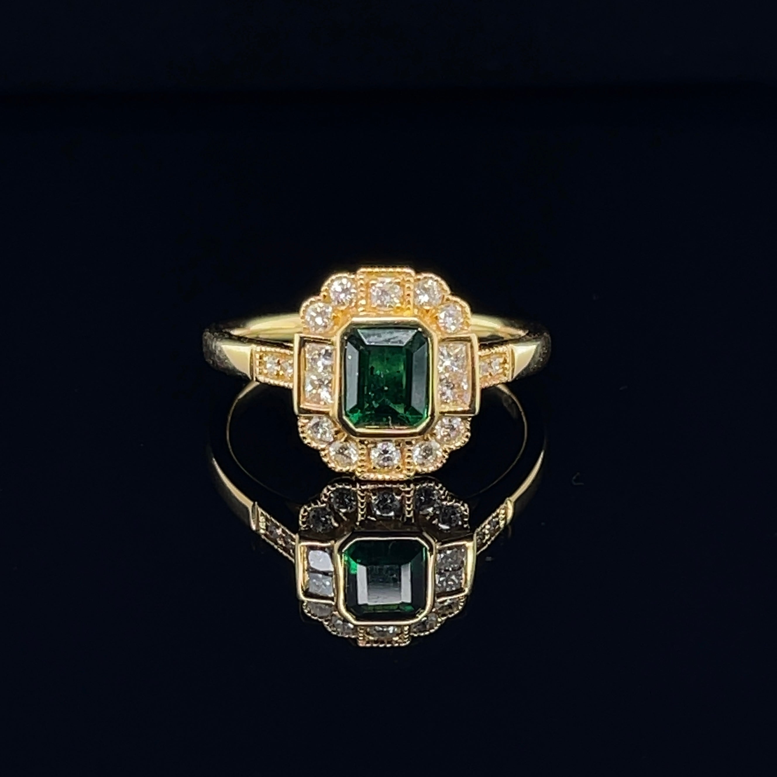 For Sale:  18ct Yellow Gold Ring with Colombian Emerald and Diamond 6