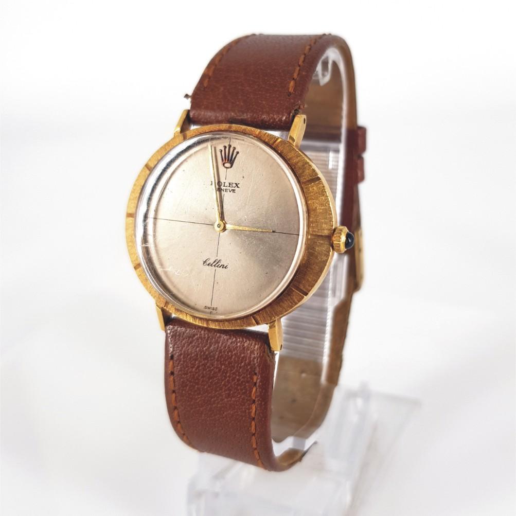 18k Yellow Gold Rolex Cellini Watch- Winder and in very good condition.
Serial Number: R.25. 18k white gold case (32mm diameter). Silver dial with gold hands. Brown Leather Strap (54mm). 

