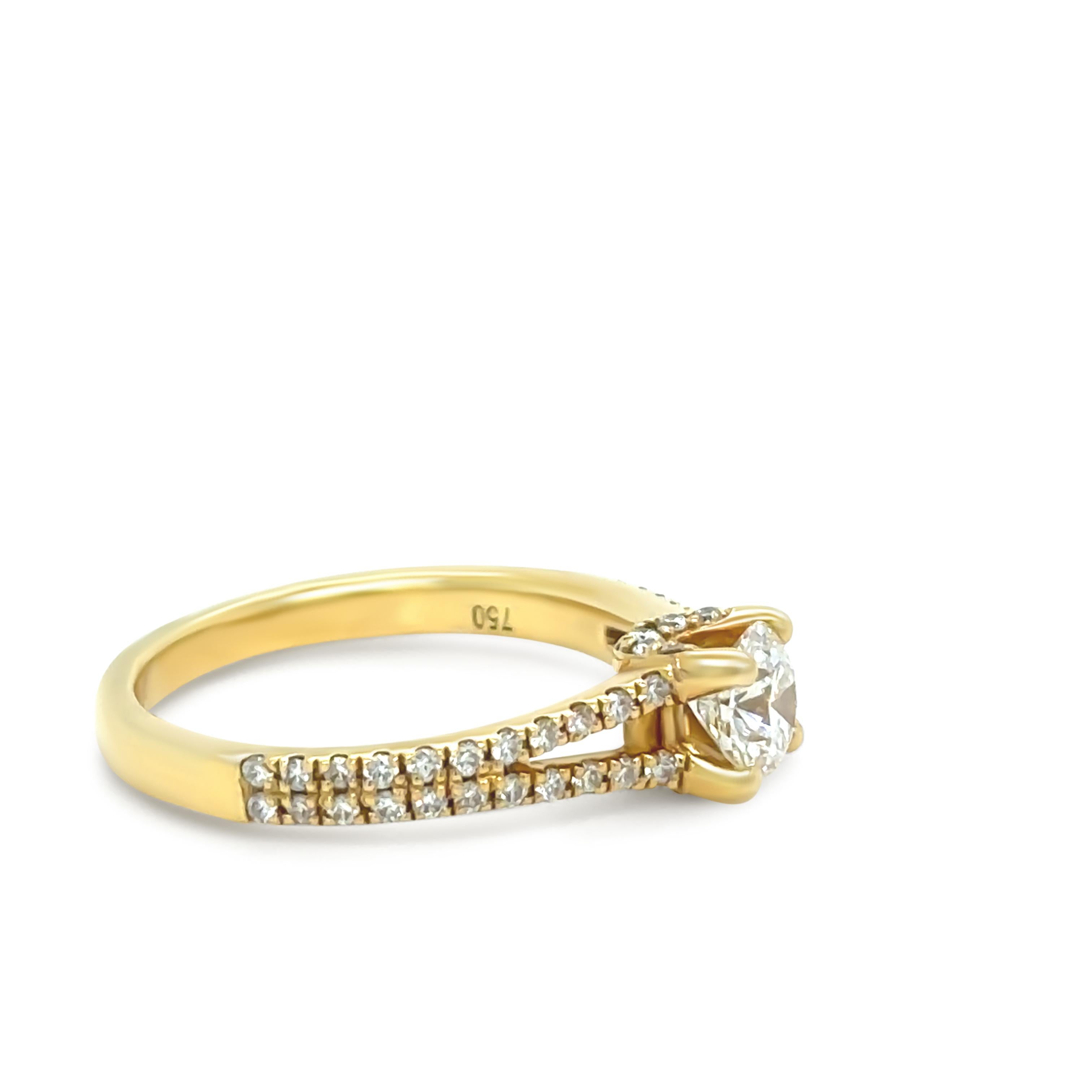 Taille ronde Bague en or jaune 18ct avec diamant rond taillé en brillant 0.87ct en vente