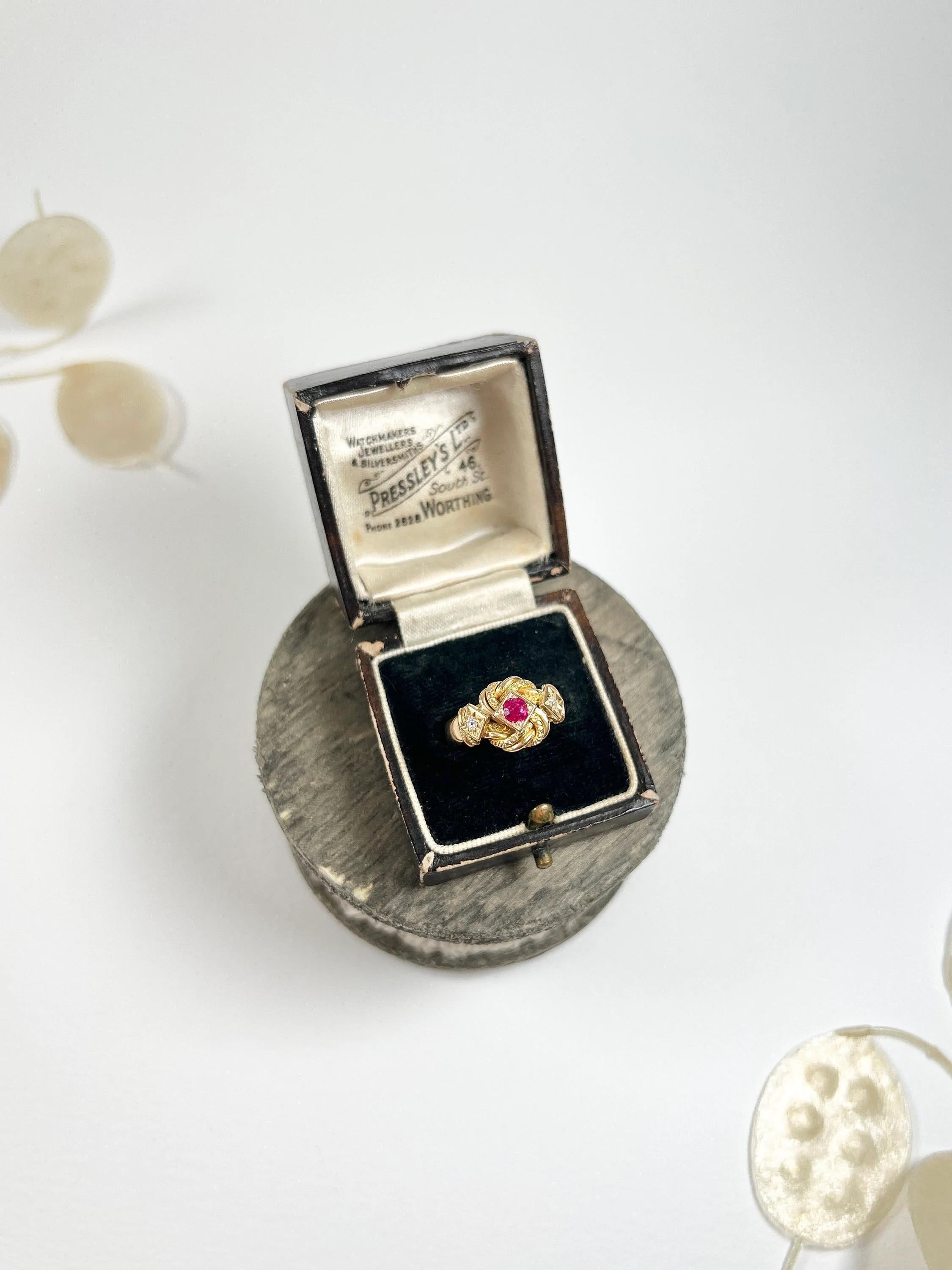 Anillo de oro amarillo de 18 ct con rubí y diamantes en forma de nudo, Hallmarked Birmingham 1916 en venta 5
