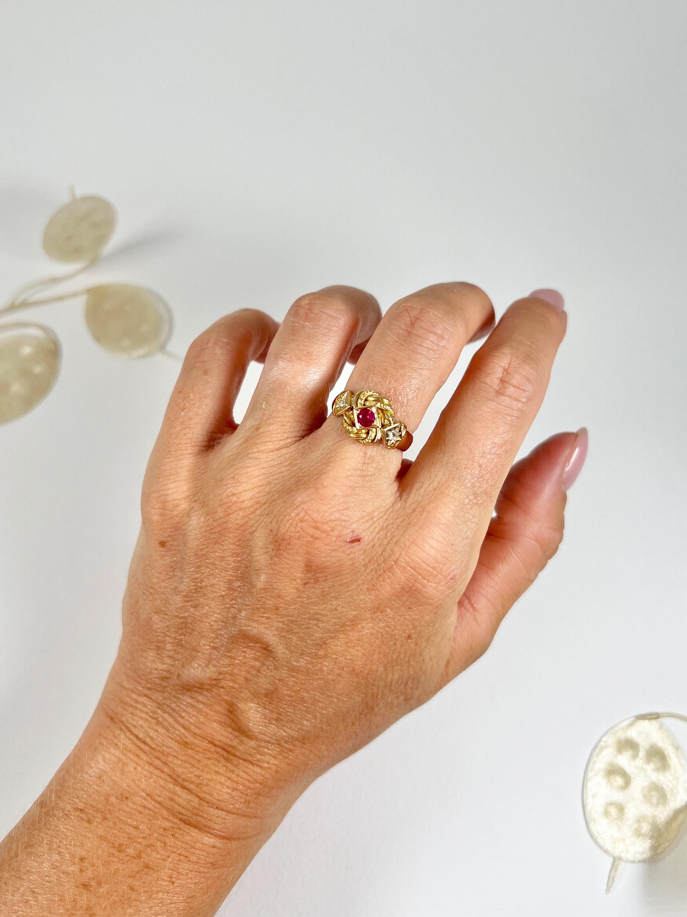Anillo Nudo Antiguo 

Oro 18ct Estampado

Con matasellos de Birmingham 1916

Marca del fabricante W L 

Contempla el exquisito anillo nudo fantasía de oro amarillo de 18 ct. Esta cautivadora pieza antigua exhibe un rubí natural central complementado