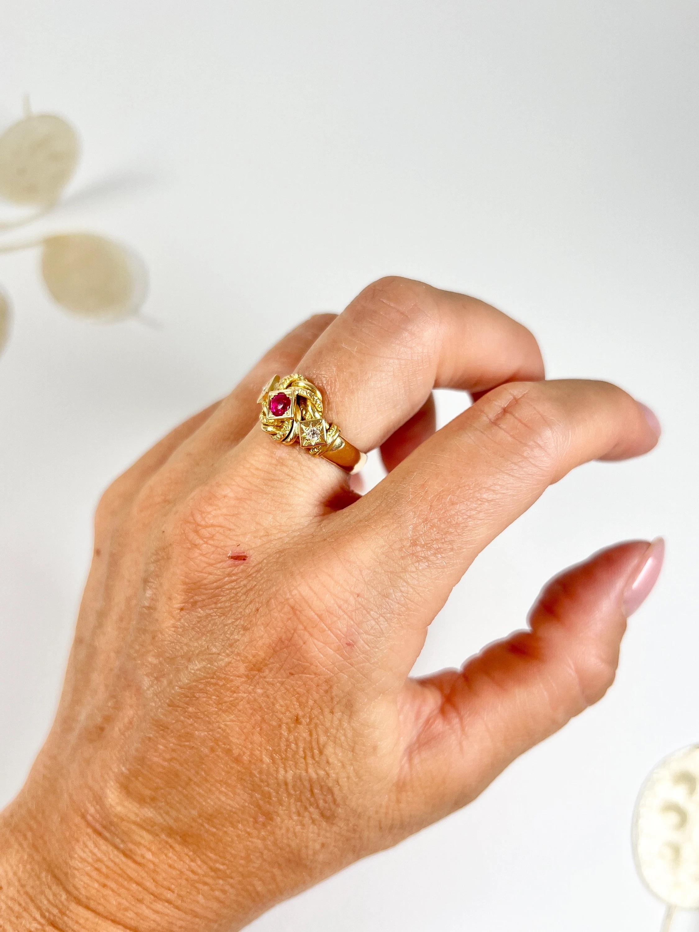 Anillo de oro amarillo de 18 ct con rubí y diamantes en forma de nudo, Hallmarked Birmingham 1916 Corte europeo antiguo en venta