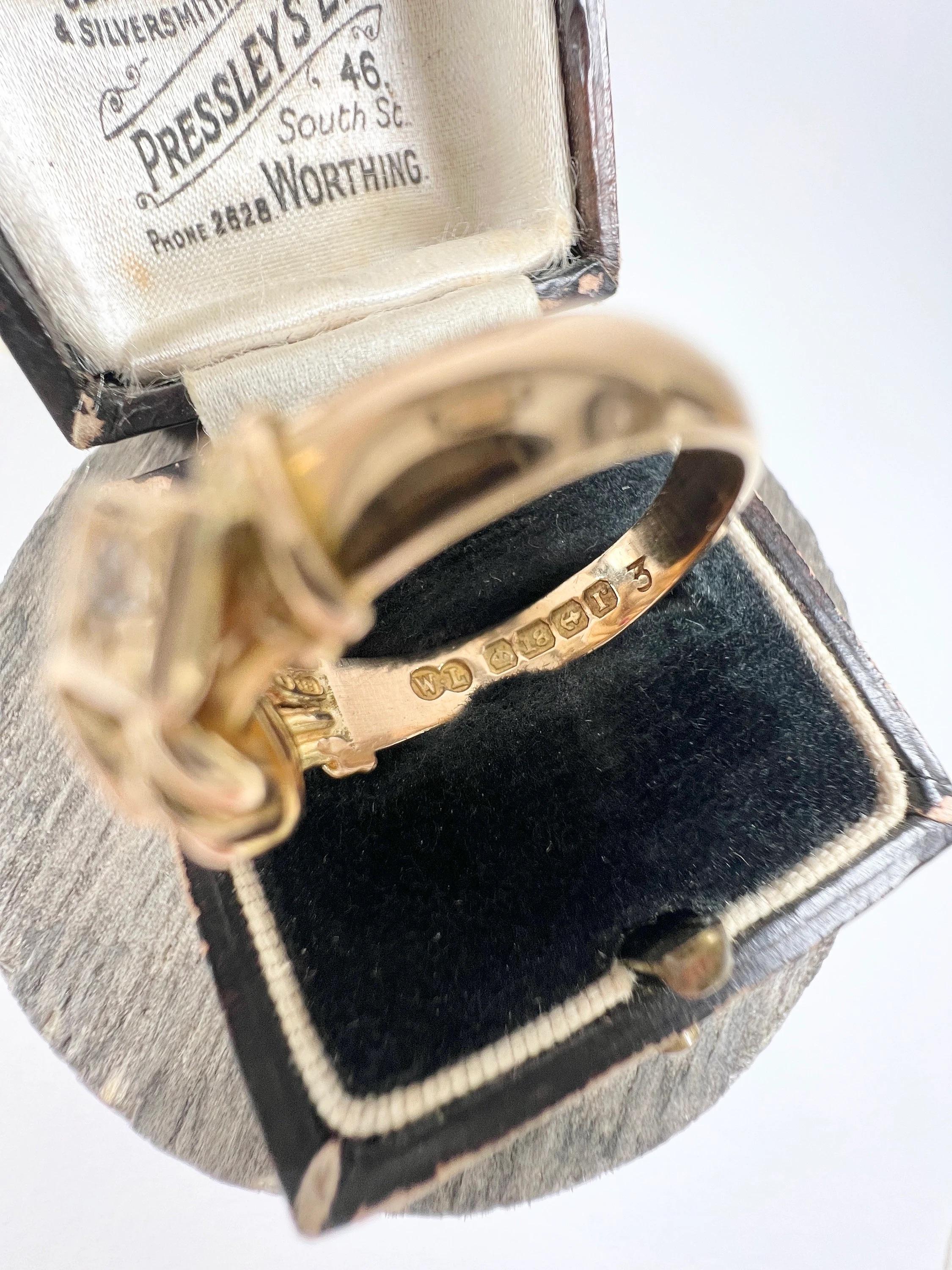 Anillo de oro amarillo de 18 ct con rubí y diamantes en forma de nudo, Hallmarked Birmingham 1916 en Bueno estado para la venta en Brighton, GB