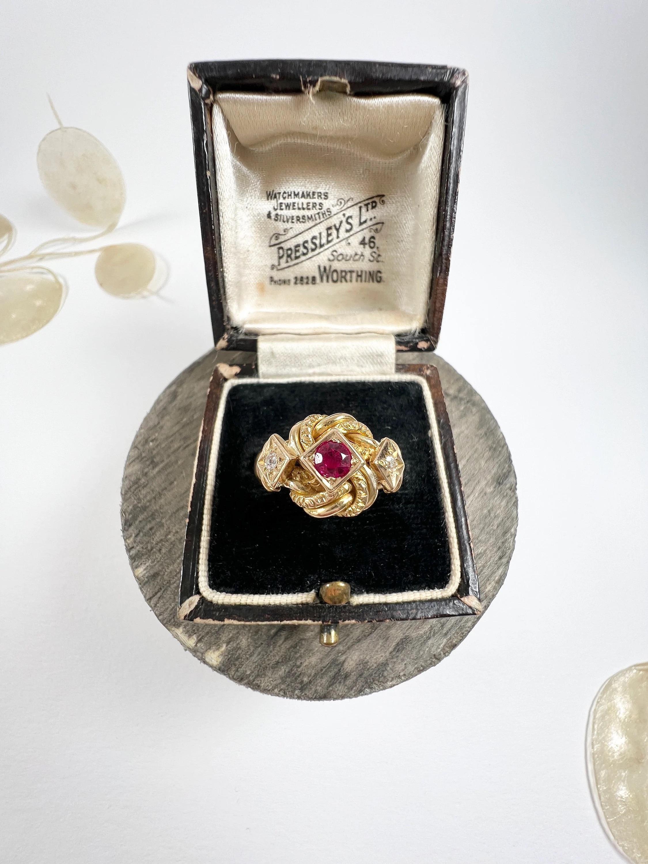 Femenino o masculino Anillo de oro amarillo de 18 ct con rubí y diamantes en forma de nudo, Hallmarked Birmingham 1916 en venta