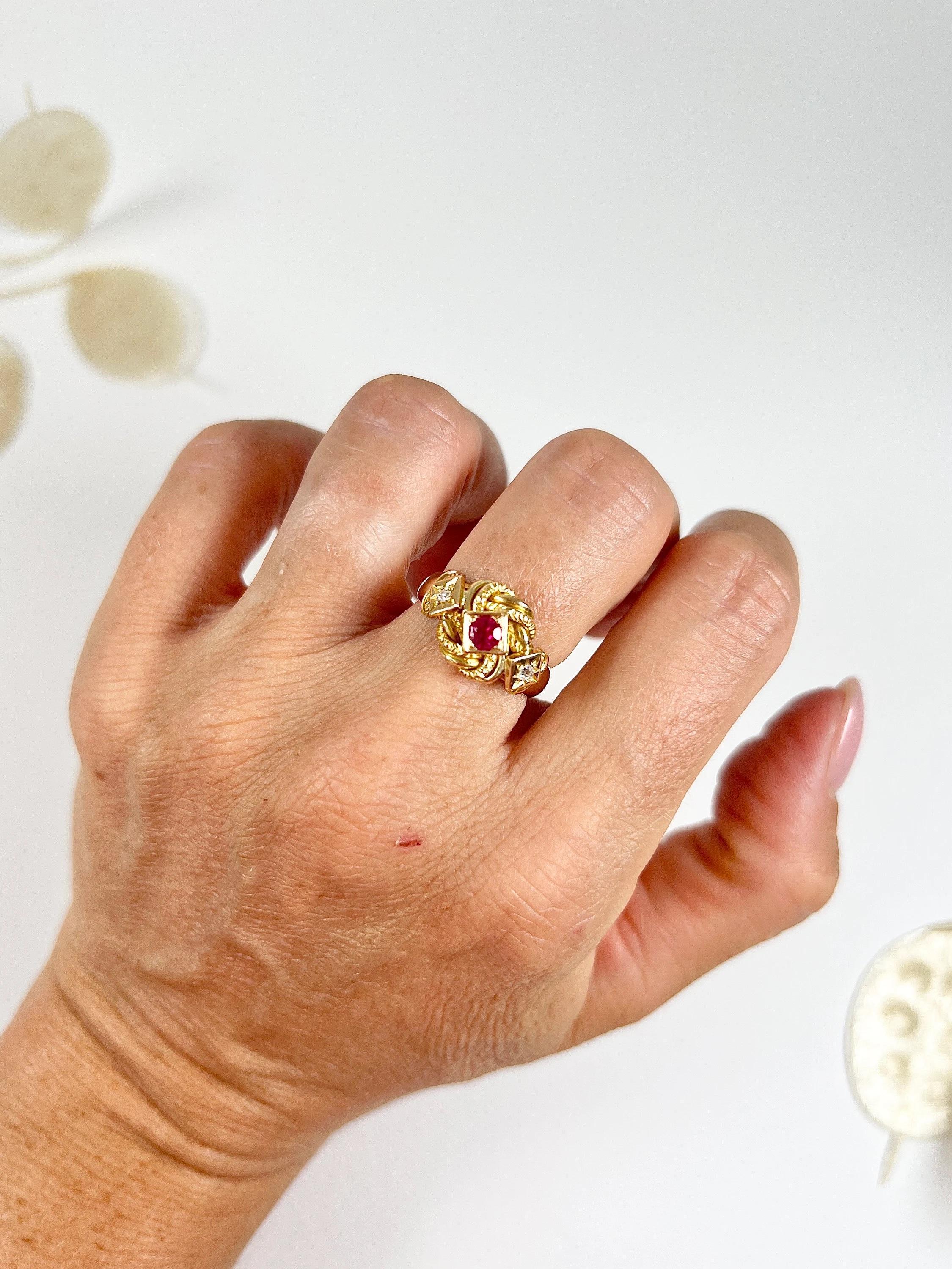 Anillo de oro amarillo de 18 ct con rubí y diamantes en forma de nudo, Hallmarked Birmingham 1916 en venta 2