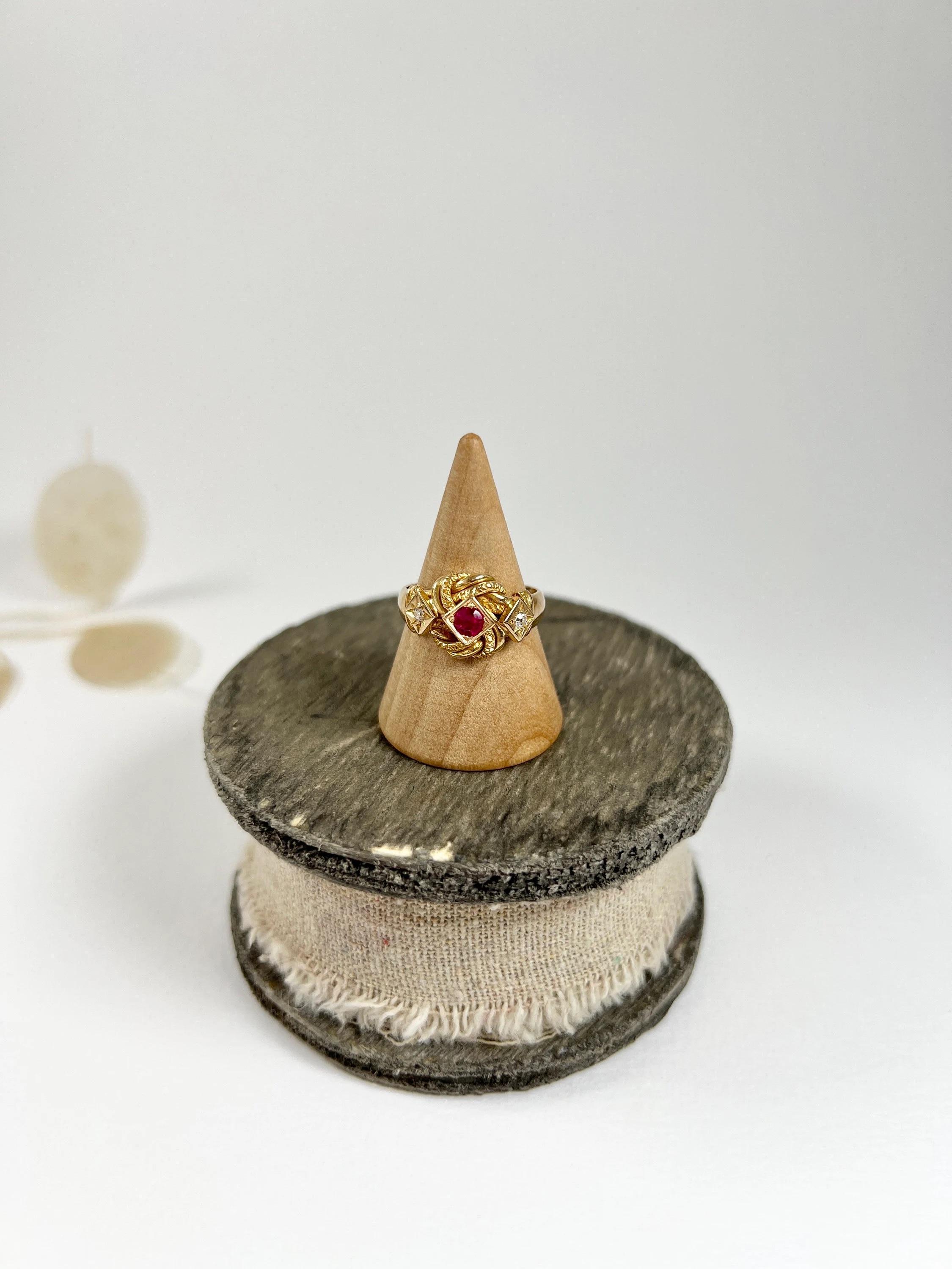 Anillo de oro amarillo de 18 ct con rubí y diamantes en forma de nudo, Hallmarked Birmingham 1916 en venta 3