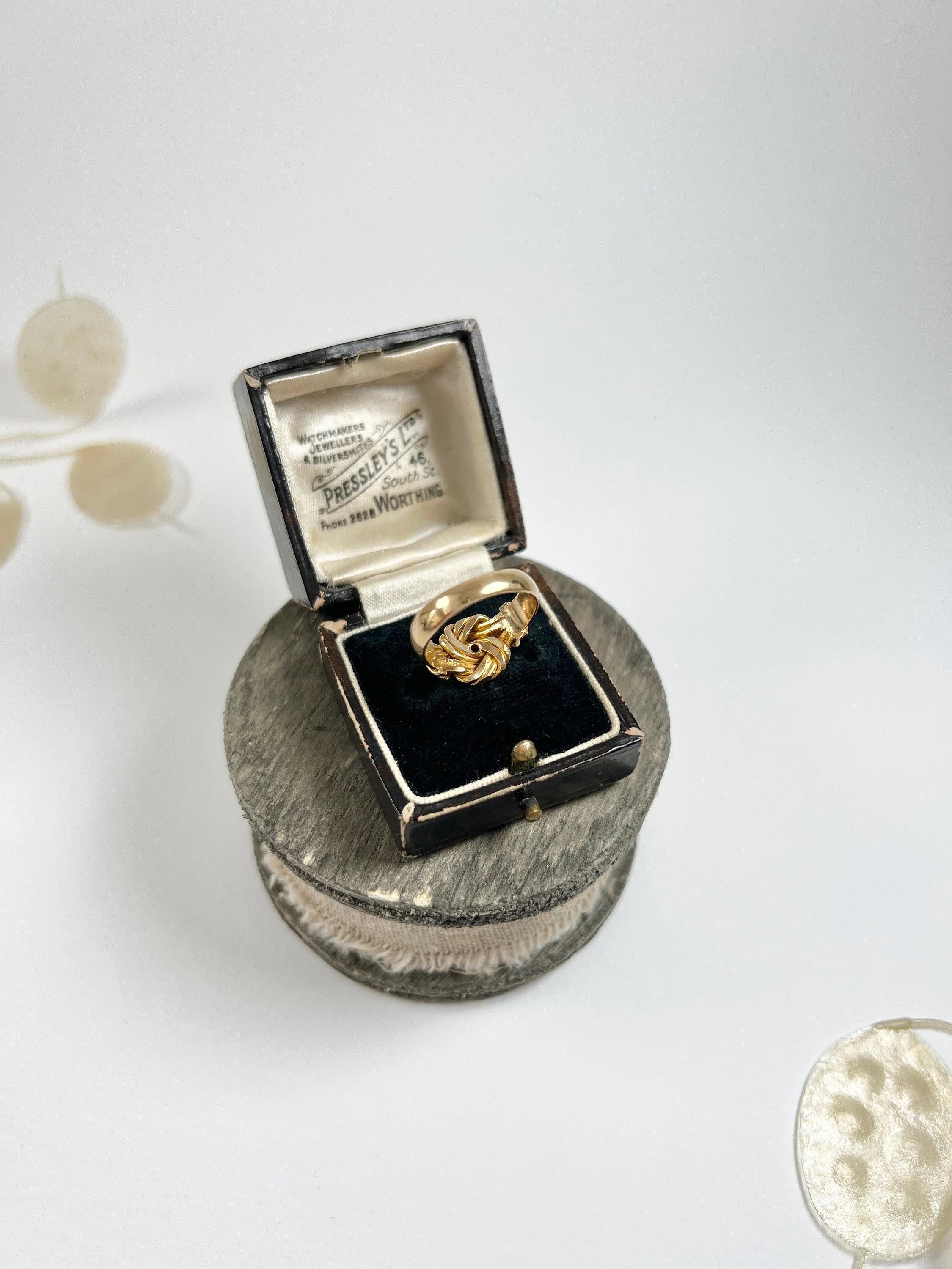 Anillo de oro amarillo de 18 ct con rubí y diamantes en forma de nudo, Hallmarked Birmingham 1916 en venta 4