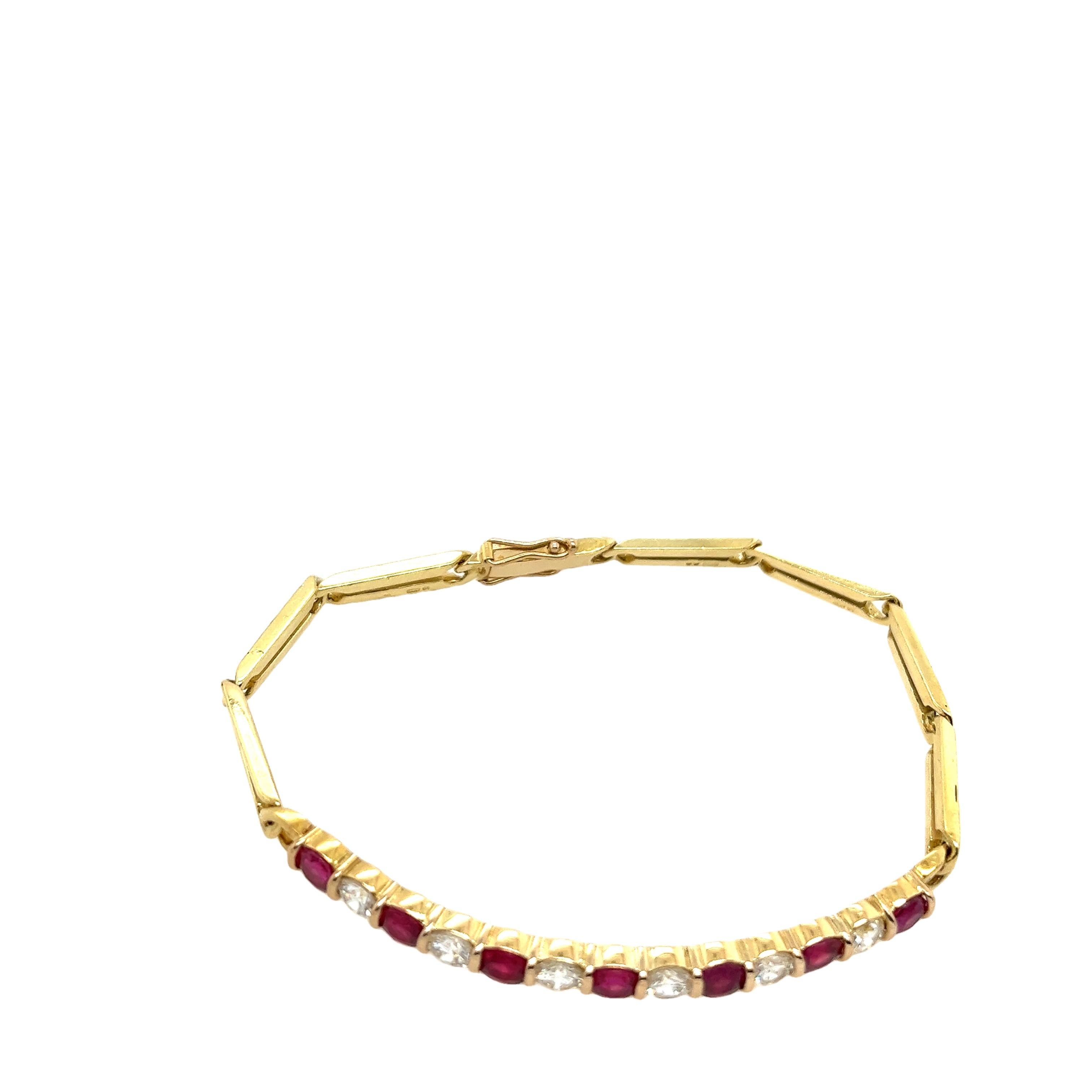 Verleihen Sie Ihrer Sammlung einen Hauch von Luxus mit 
Dieses exquisite Armband besticht durch 1,75 ct Rubine und 1,50 ct funkelnde Diamanten. 
Dieses atemberaubende Schmuckstück kombiniert den satten roten Farbton des Rubins mit dem Glanz der