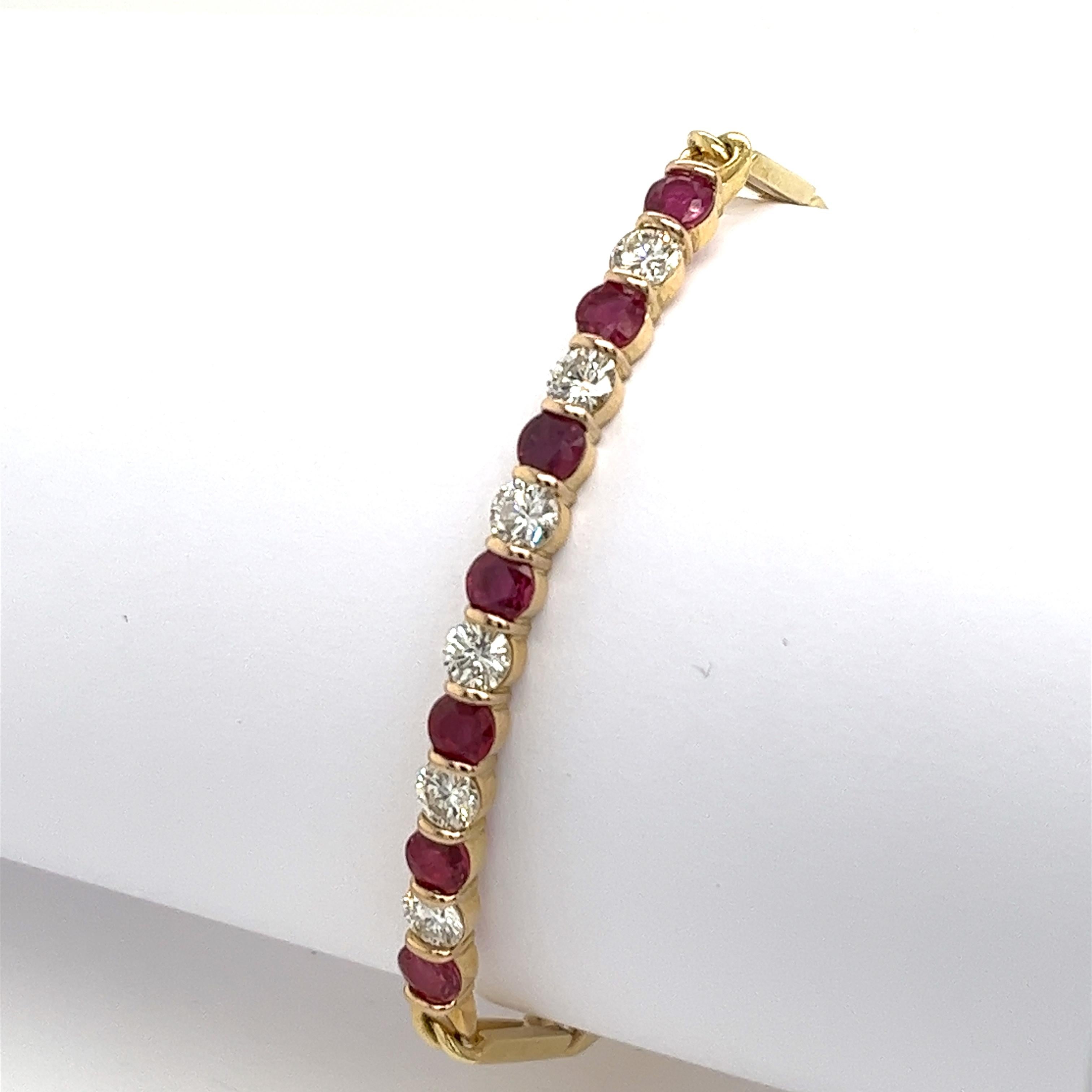 Armband aus 18 Karat Gelbgold mit Rubin und Diamanten, gefasst mit 1,50 Karat Diamanten und 1,75 Karat Rubin (Brillantschliff)