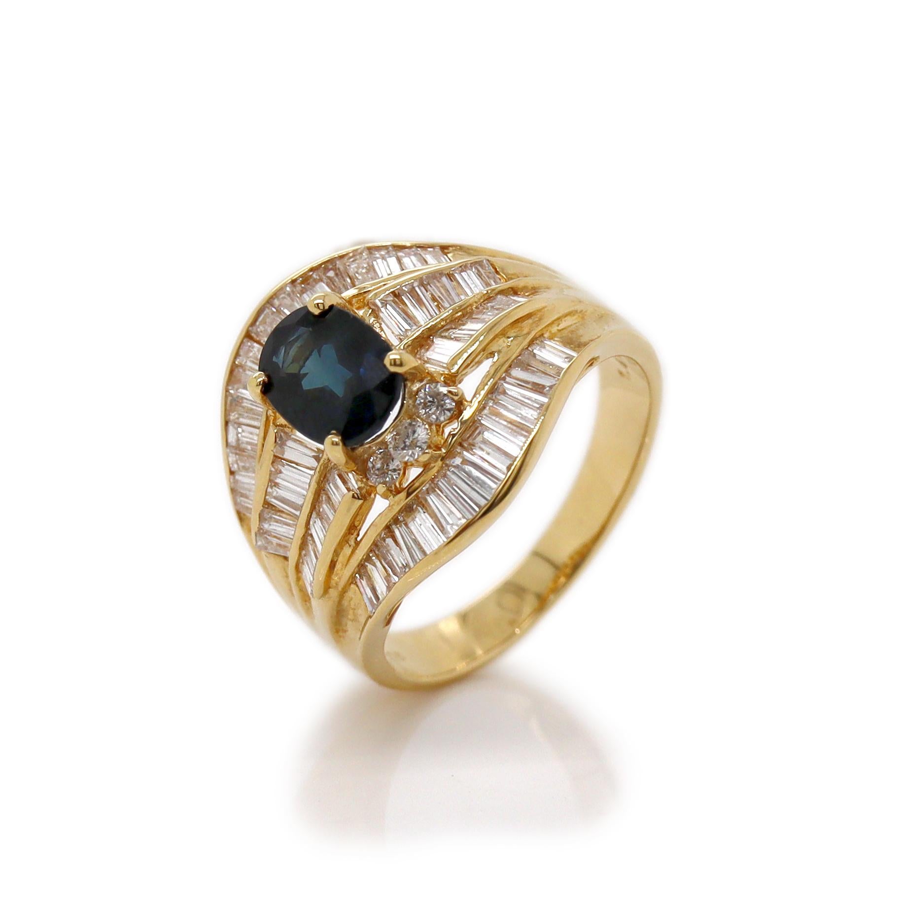 Bague en or jaune 18 carats, saphir et diamants

Cette magnifique bague en or jaune 18 carats est ornée d'un saphir bleu ovale de 1,15 carat, d'un bleu riche et velouté qui contraste magnifiquement avec le ton chaud de l'or. Le saphir est flanqué de