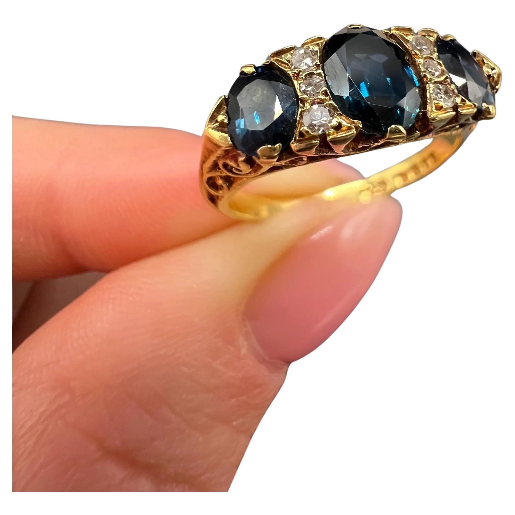 18ct Gelbgold, Saphir 
Diamant 3 Stein geschnitzt Ring, gestempelt London 1974 im Angebot