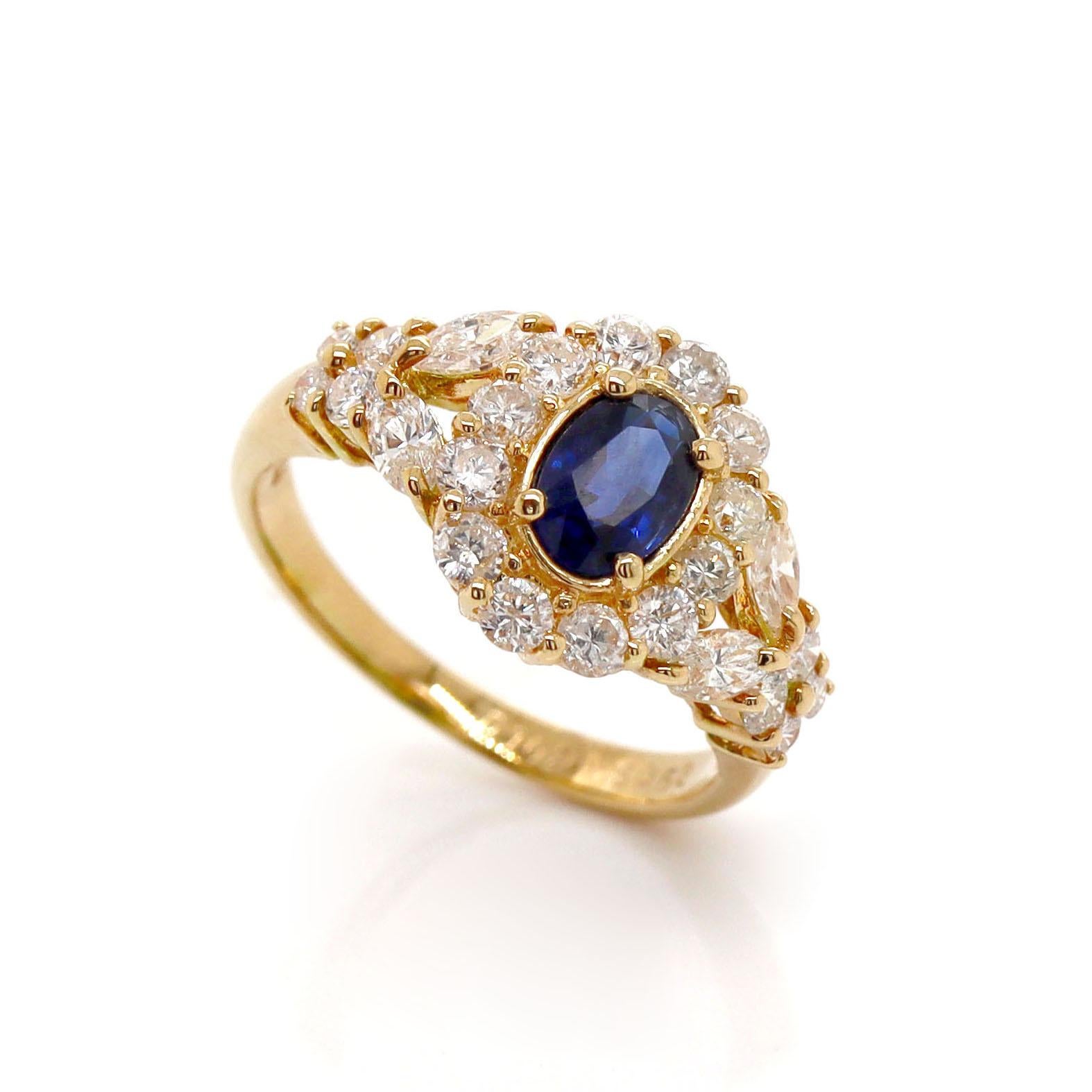 Bague en or jaune 18 carats, saphir et diamants

Cette superbe bague en or jaune 18 carats est ornée en son centre d'un élégant saphir ovale, d'un bleu profond et captivant qui contraste magnifiquement avec la chaleur de l'or jaune. Le saphir est