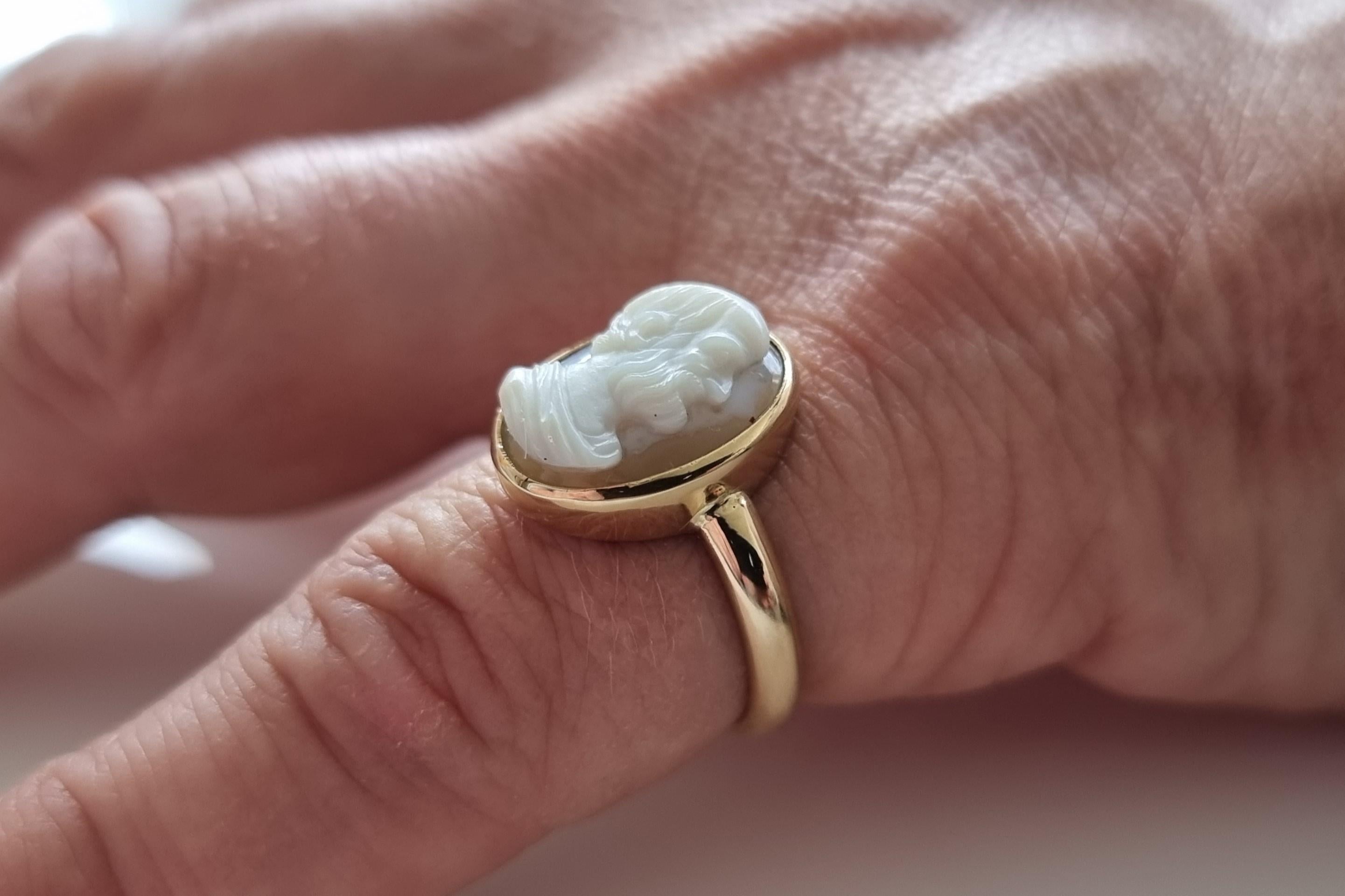 18ct Yellow Gold Sardonyx Cameo Ring For Sale 3