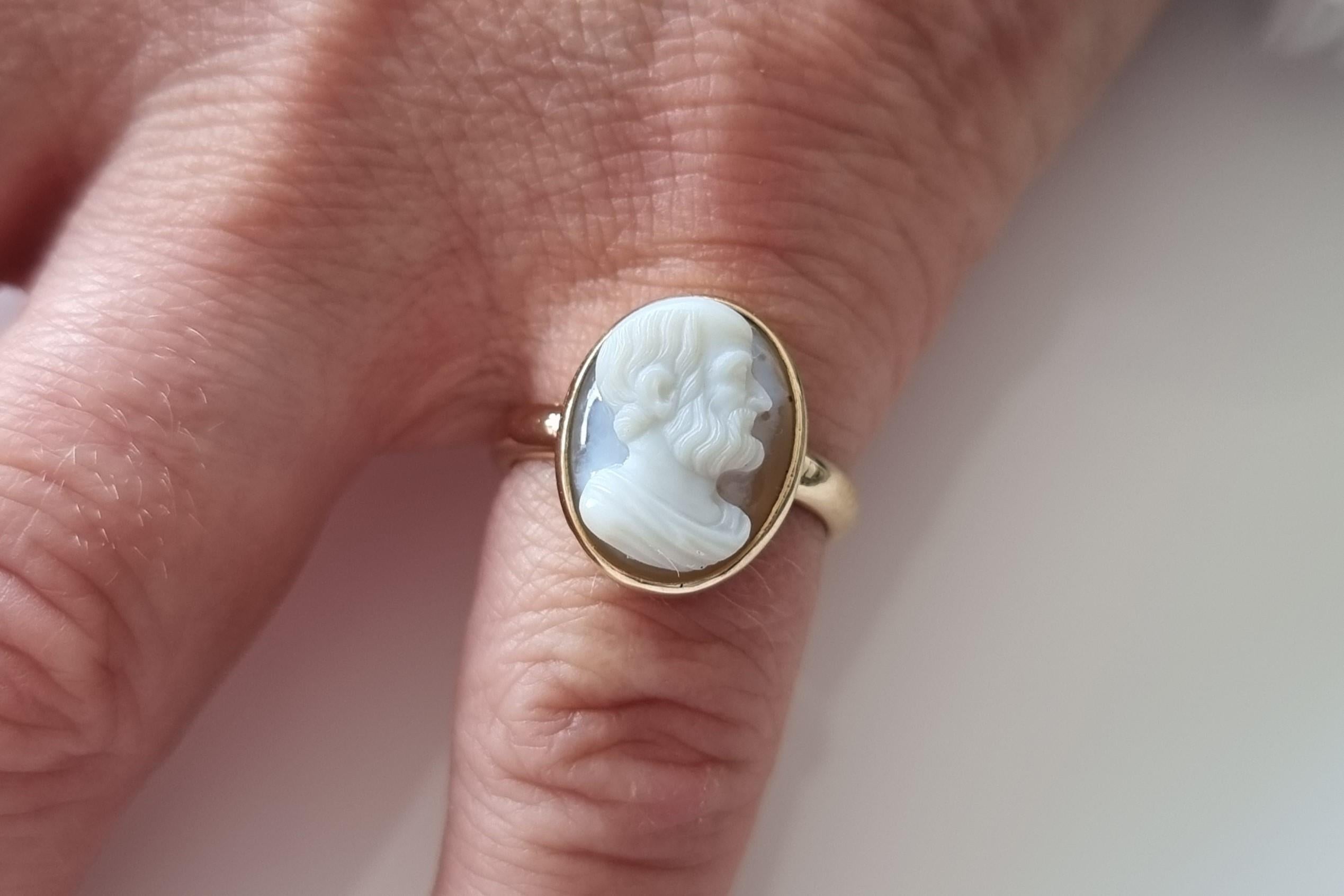 Romano classico Anello con cammeo di sardonica in oro giallo 18 carati in vendita