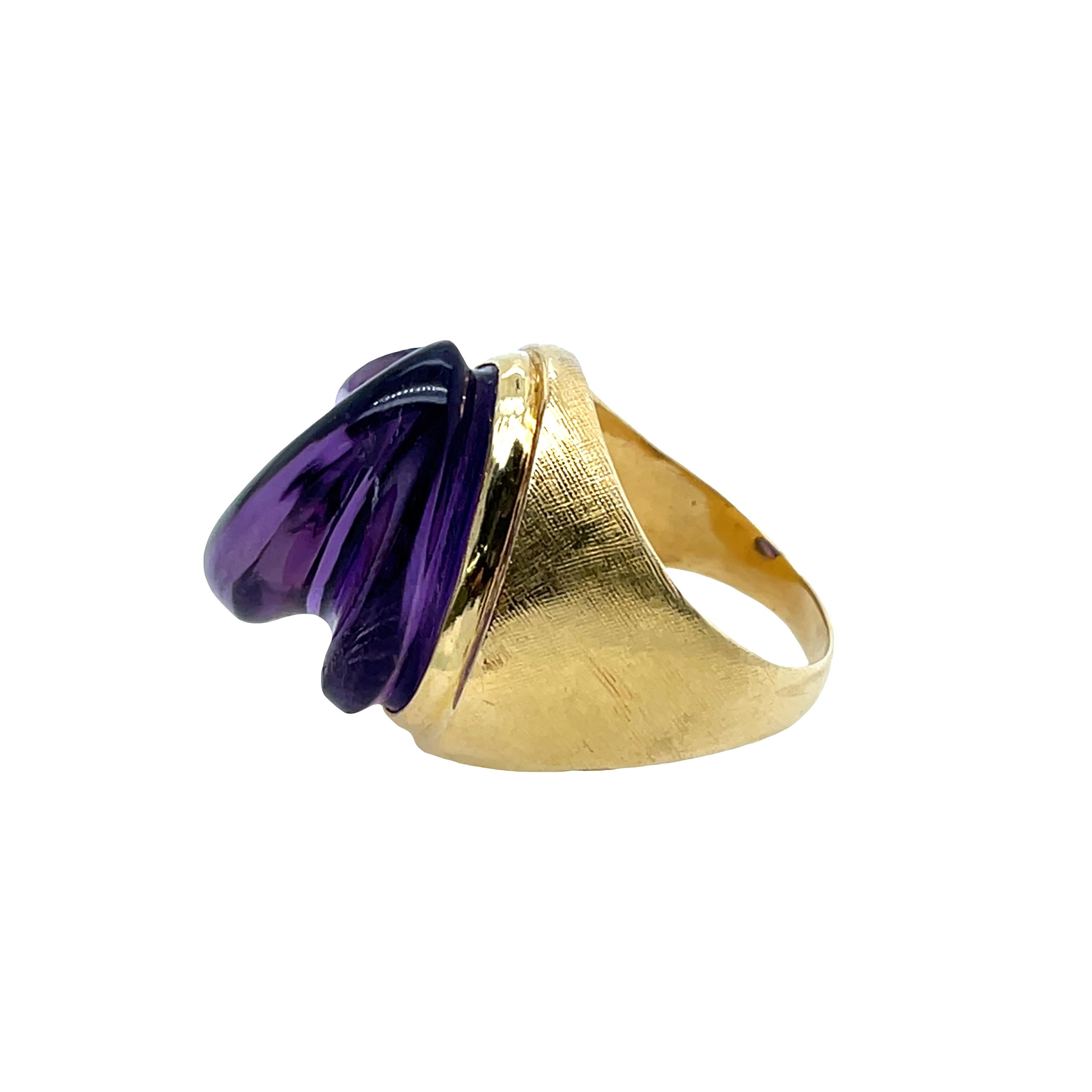 Bague chevalière en or jaune 18ct sertie d'une améthyste cabochon naturelle Pour femmes en vente