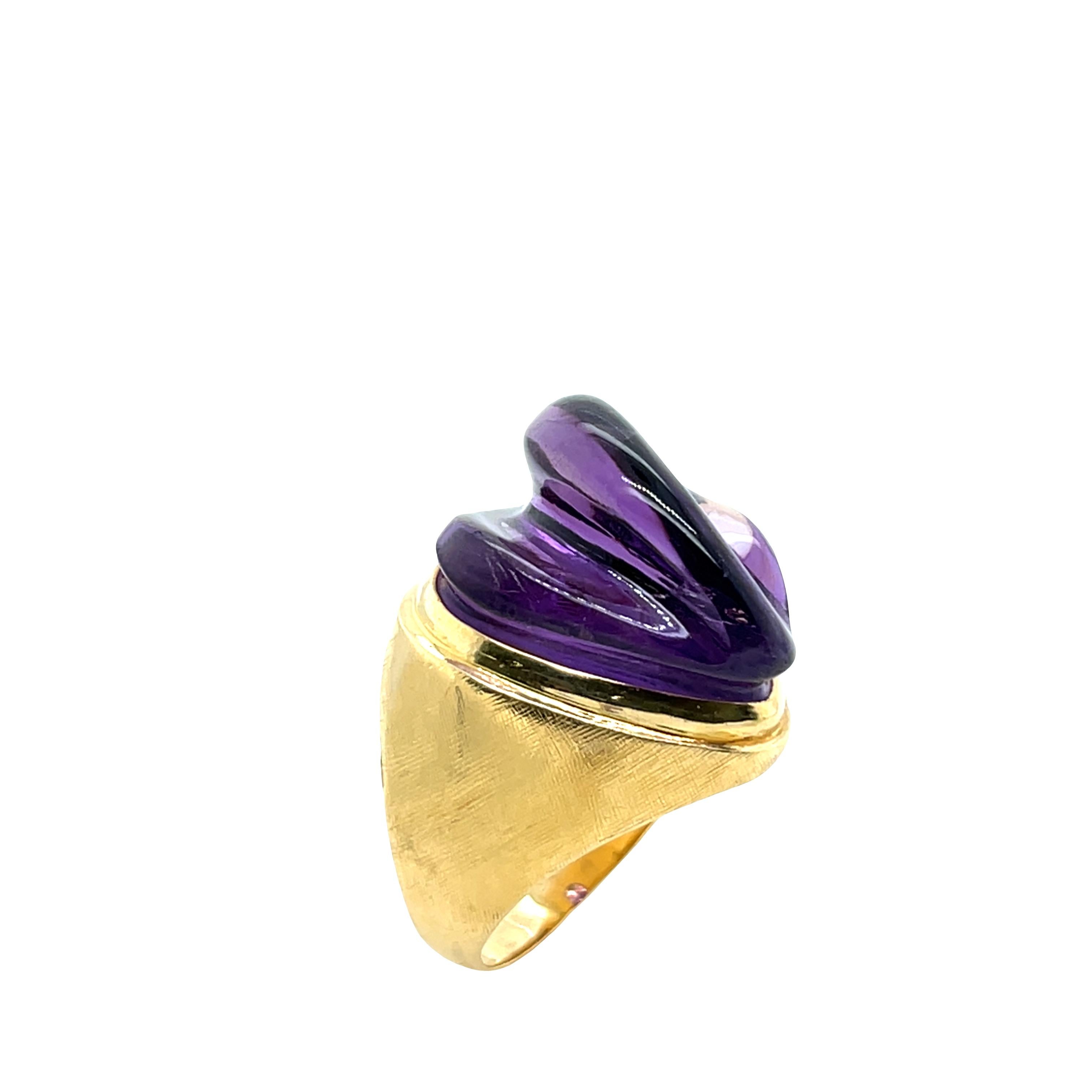 Bague chevalière en or jaune 18ct sertie d'une améthyste cabochon naturelle en vente 1
