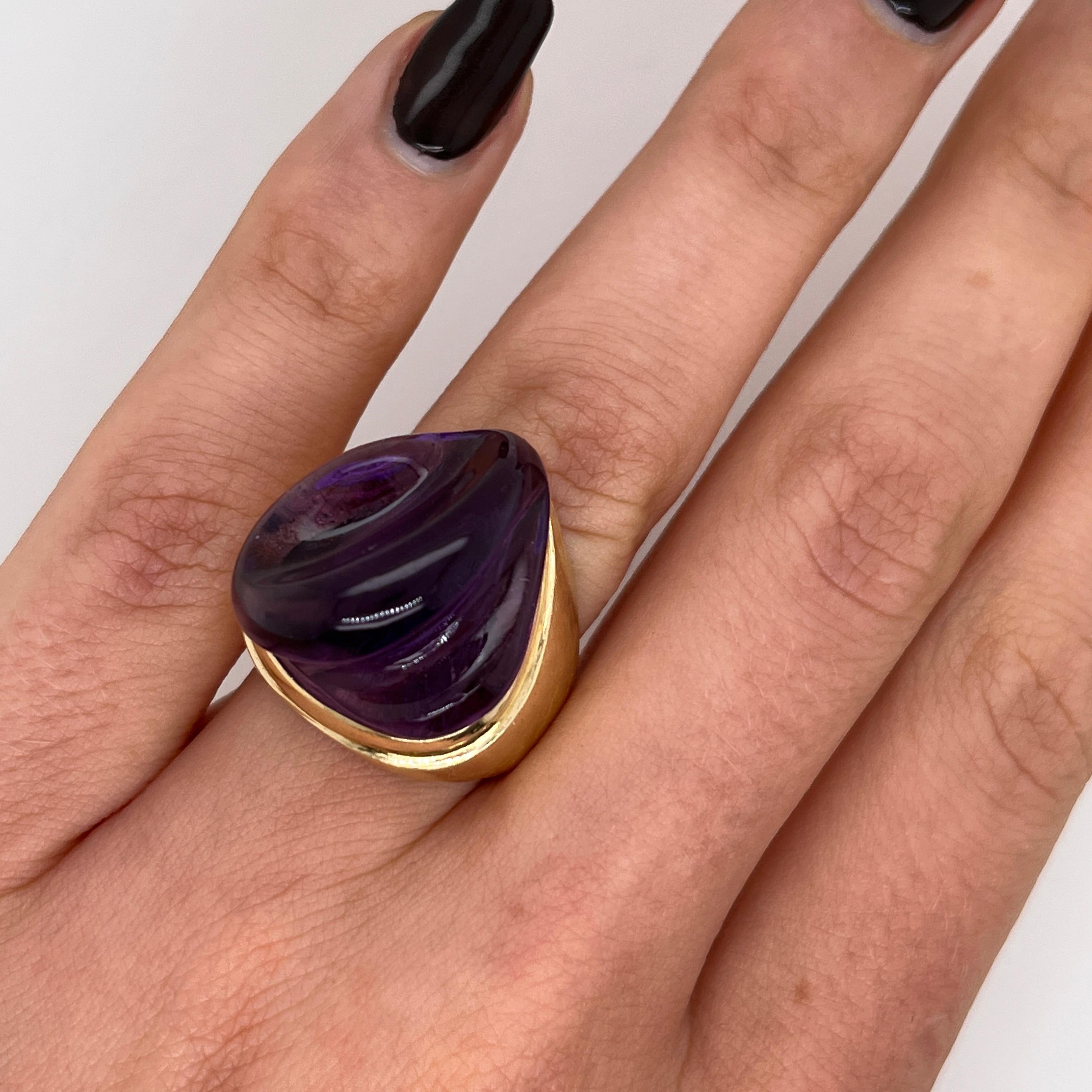 Bague chevalière en or jaune 18ct sertie d'une améthyste cabochon naturelle en vente 2