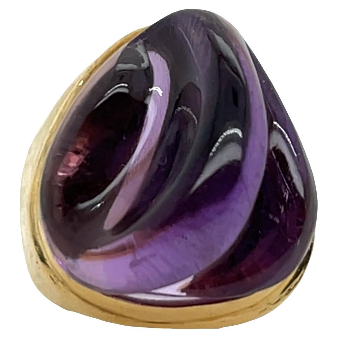 Bague chevalière en or jaune 18ct sertie d
une améthyste cabochon naturelle