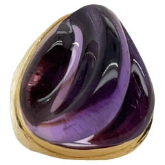 Bague chevalière en or jaune 18ct sertie d
une améthyste cabochon naturelle