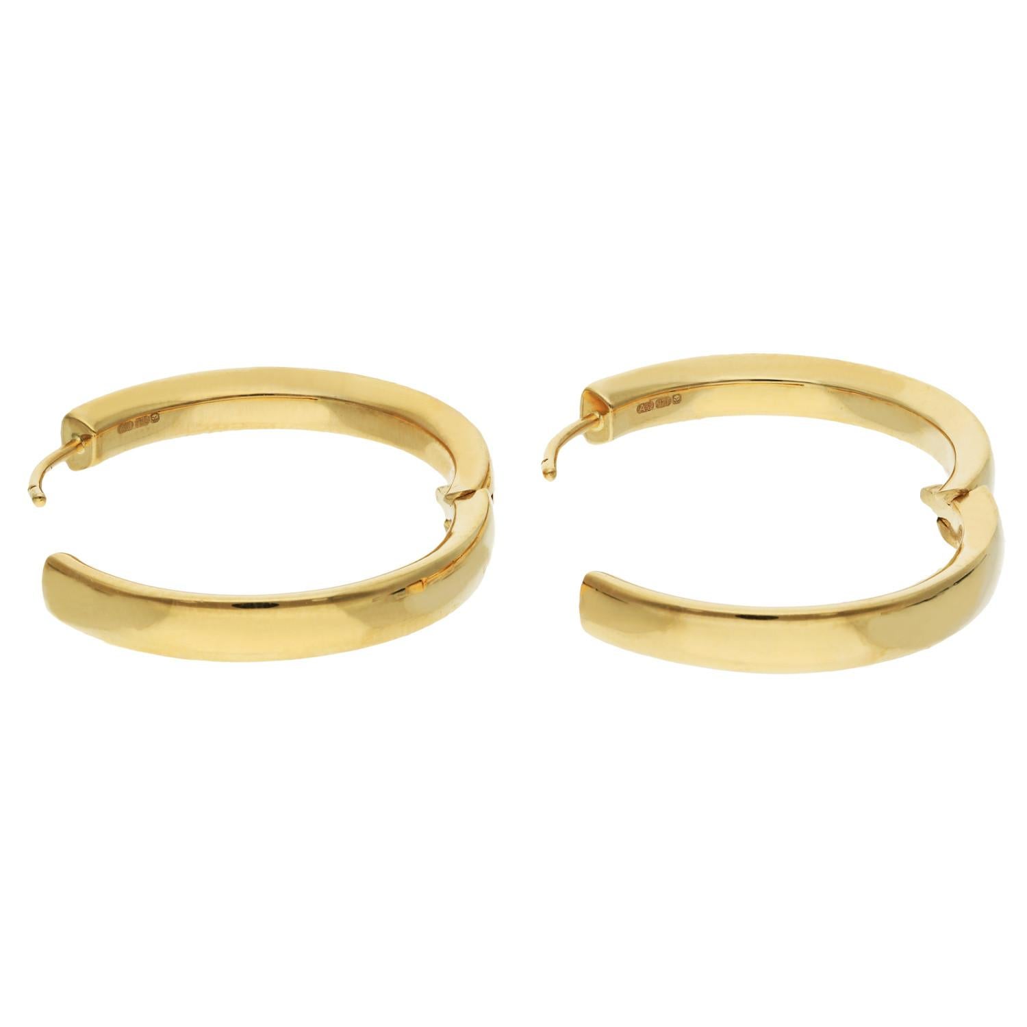 18ct Yellow Gold Solid 2.7cm Hinged Hoop Earrings

Introducing our stunning Pre-owned 18ct Yellow Gold Solid Hinged Hoop Earrings, the epitome of classic elegance. These beautifully crafted earrings boast a substantial, wedding band-style design