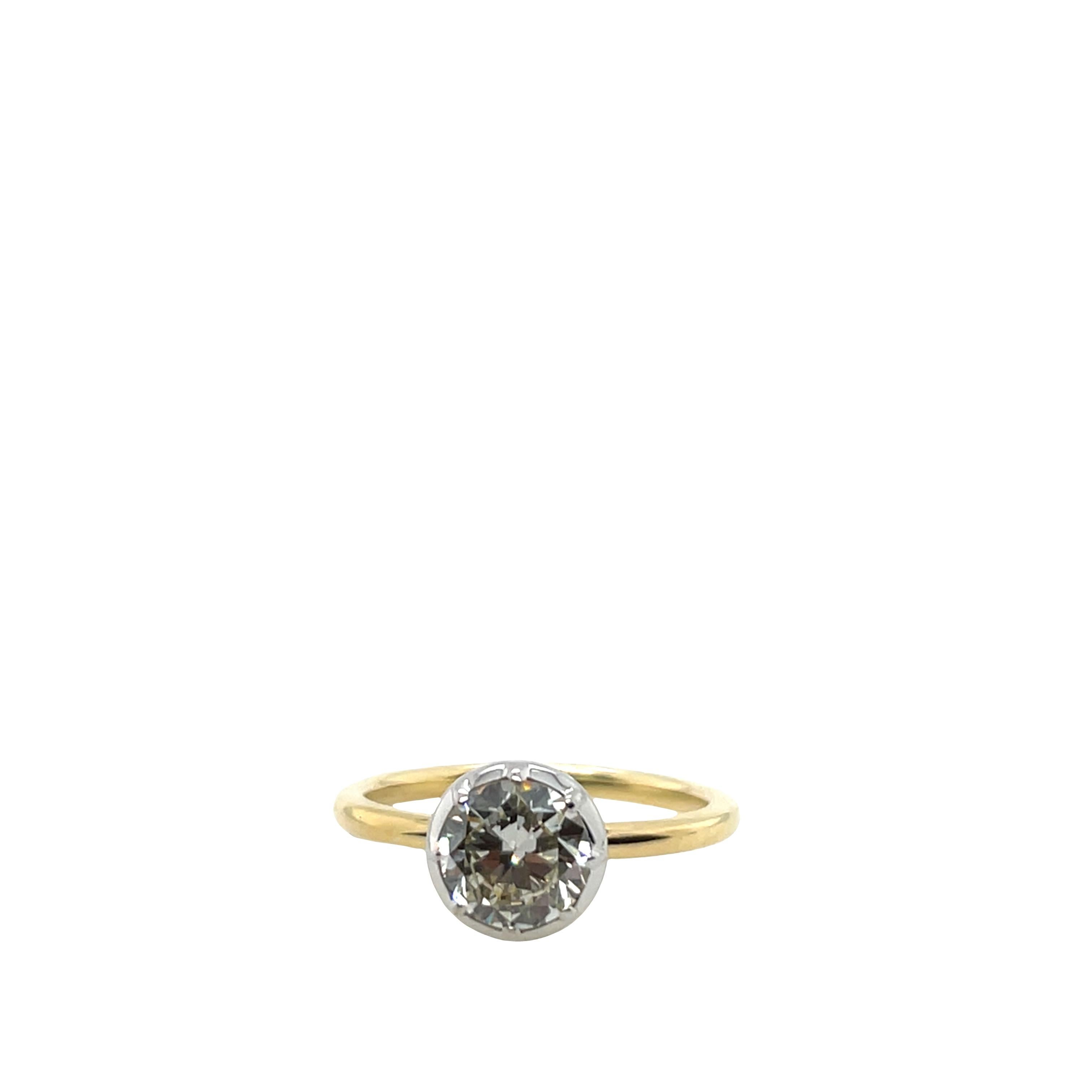 Uno splendido anello con diamante rotondo taglio brillante da 1,16 ct. incastonato in oro giallo 18 ct.
con testa in rodio bianco. 
Il diamante ha una gradazione di colore K e una purezza VS1, e offre un bellissimo splendore. 
Peso totale dei