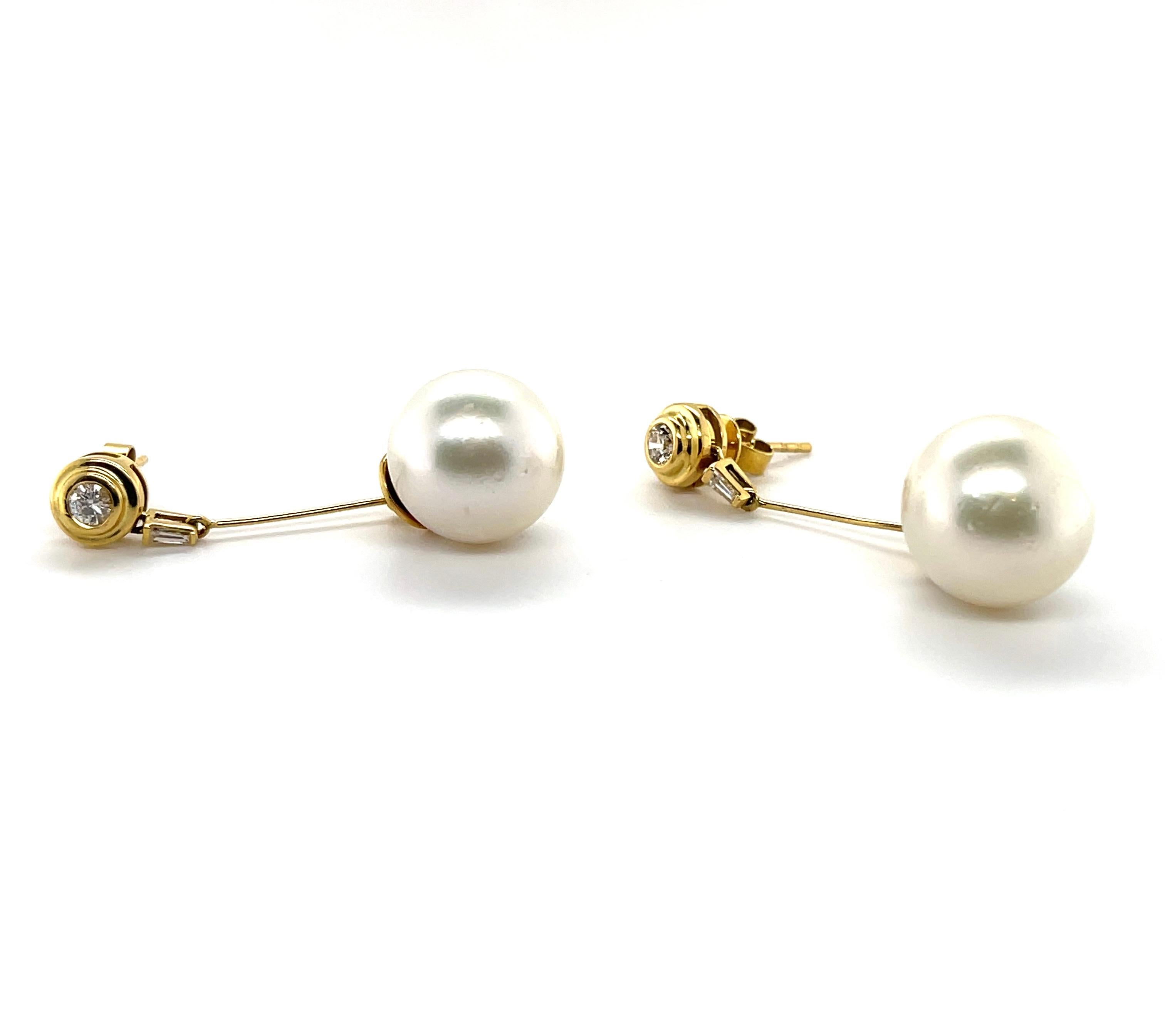 South Sea Pearl, crafted with eighteen karat yellow gold, featuring two round brilliant cut diamonds and two tapered baguette cut diamonds, complemented by a classy polished finish design. 

Total Diamond Weight: 0.42ct
Diamond Clarity/Colour: 