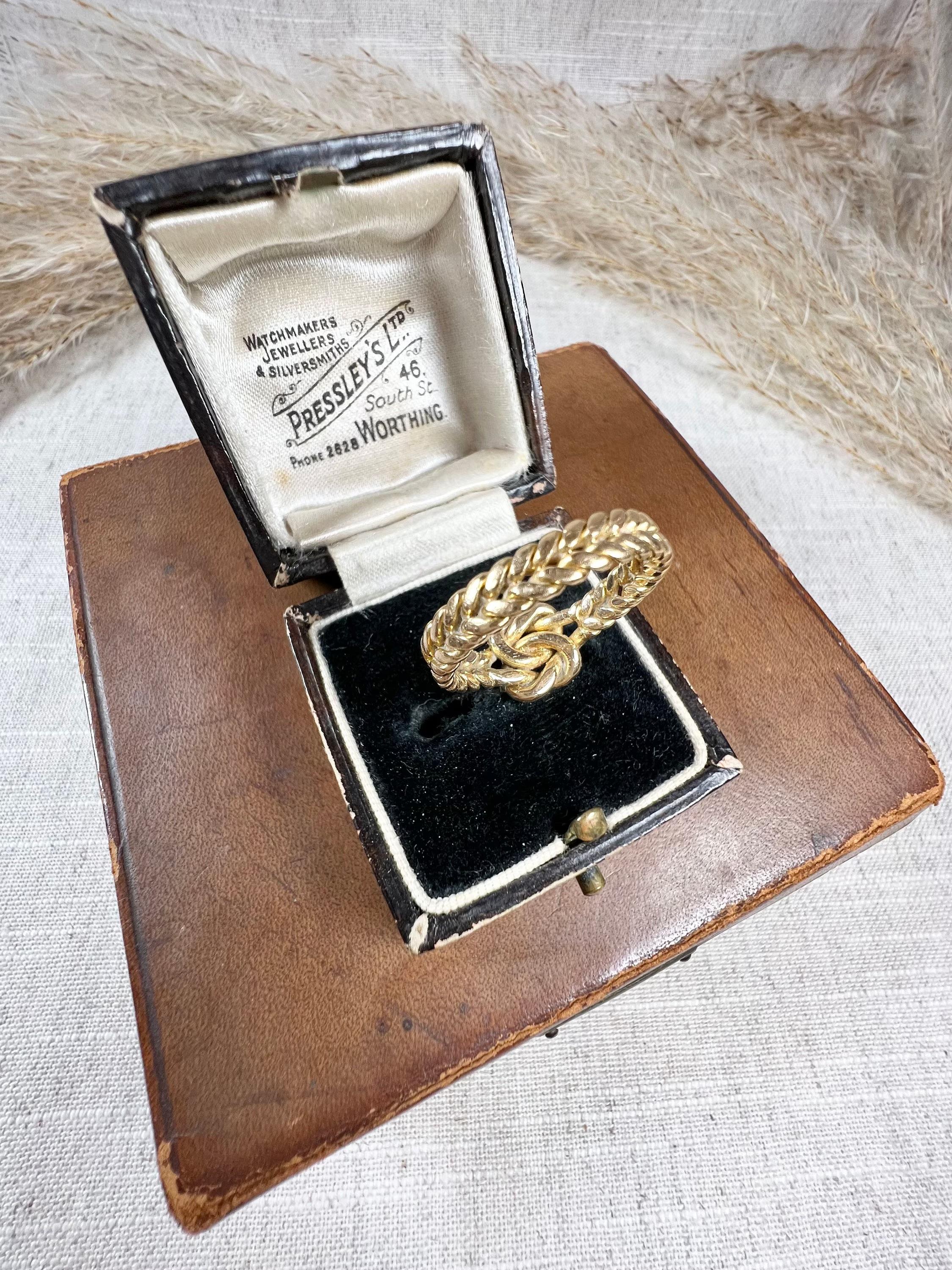 18 Karat Gelbgold gestempelter, edwardianischer Lovers Knotenring mit plissiertem Goldband im Angebot 2